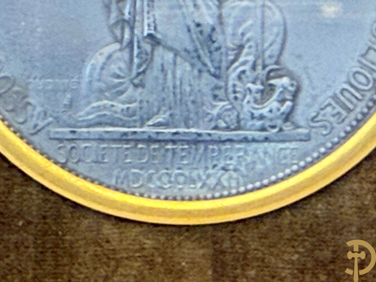 Kader met twee porseleinen plakkettes en 3 munten van Oudiné Eugène André