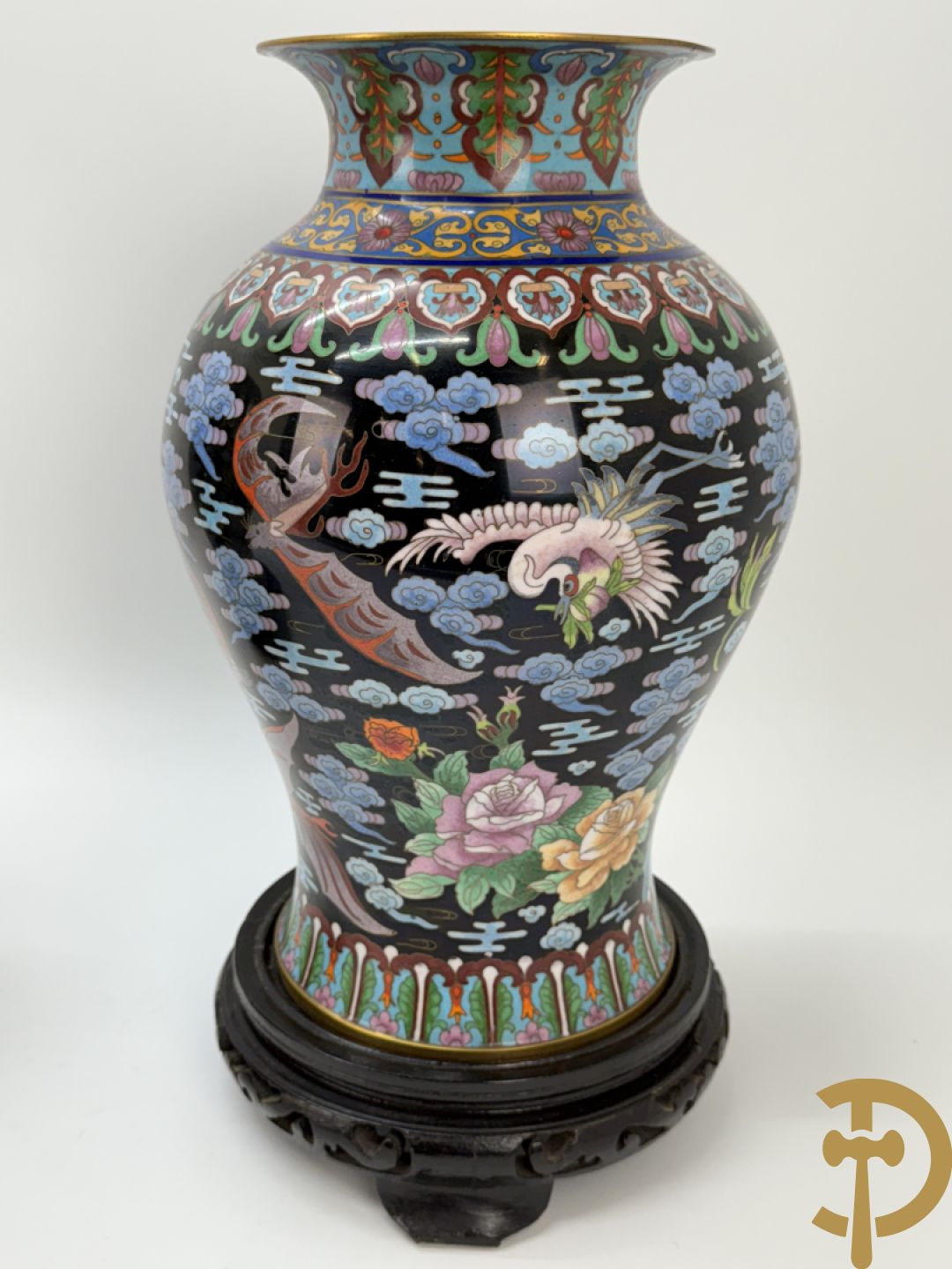 Paar cloisonévazen met bloemen en vogeldecor op zwarte fond - op houten sokkel