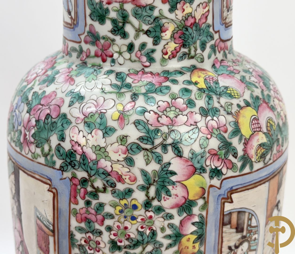 Chinese porseleinen vaas met geanimeerd decor en fond van bloemen, Kanton 19e