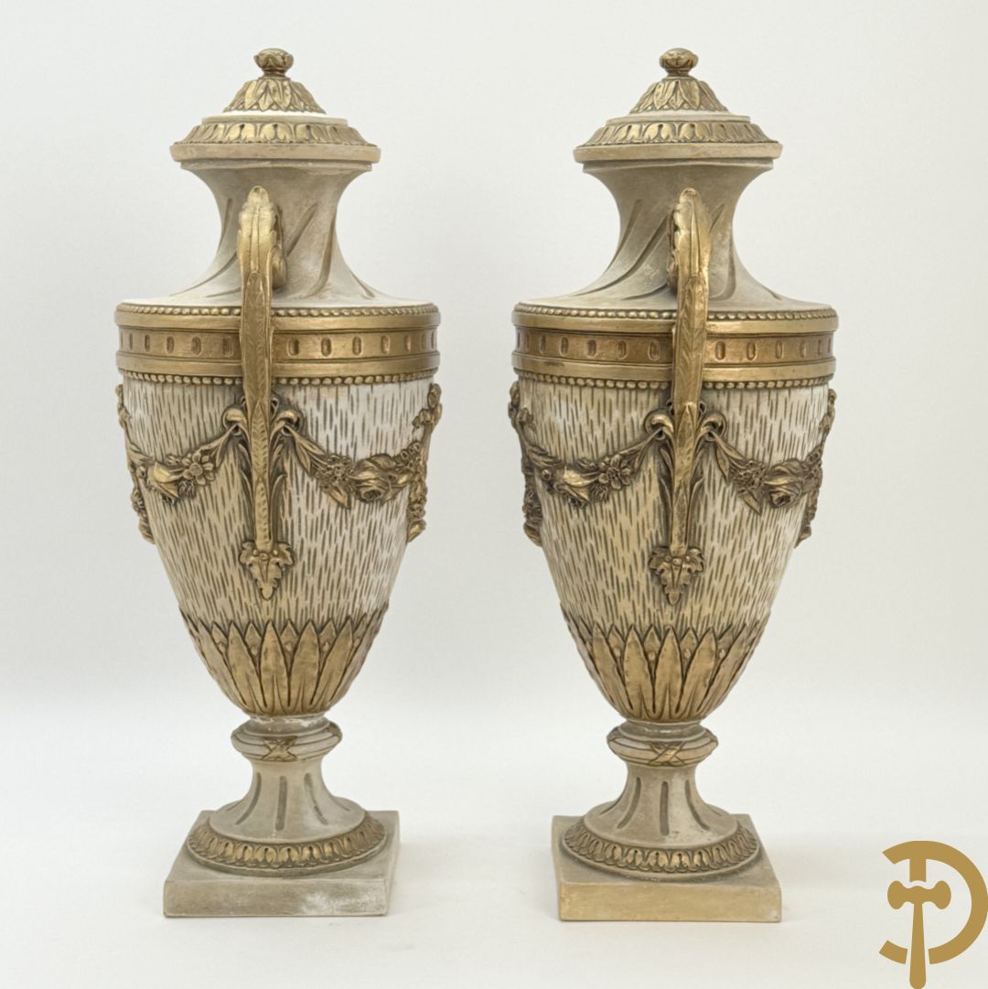 Paar cassolettes in composiet met vergulde Louis XVI motieven