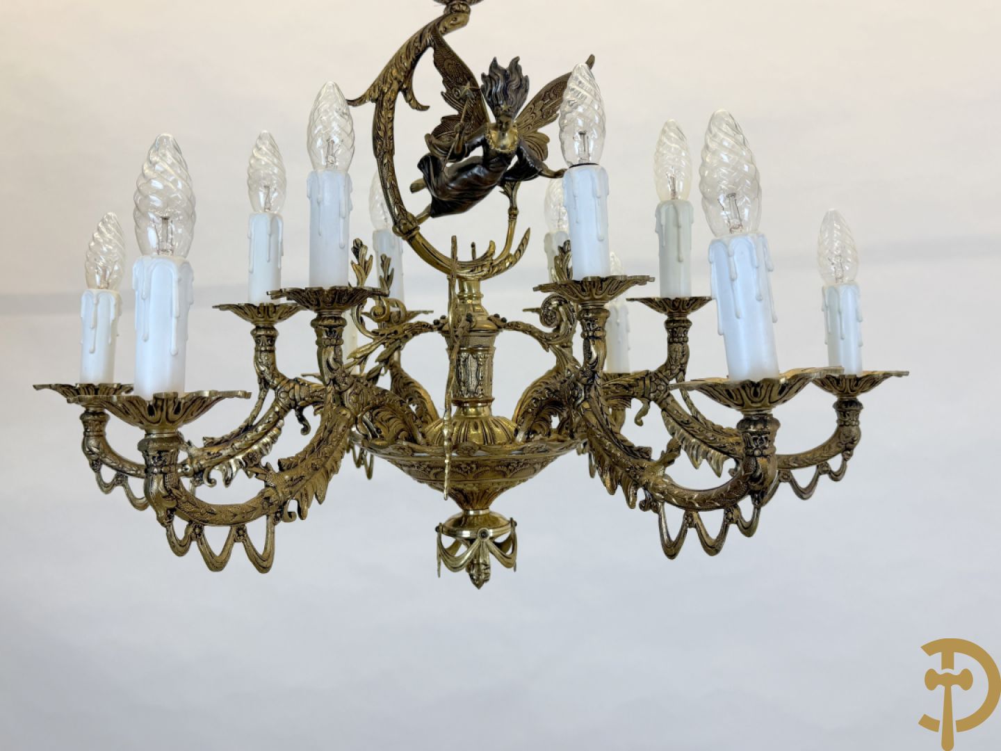 Bronzen vergulde luchter met gevleugelde fee en 12 armen + paar 3 armige applieken