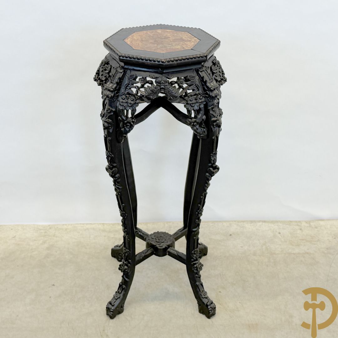 Hardhouten achthoekige rozehouten Chinese beeldenstaander met gesneden bloemenmotieven