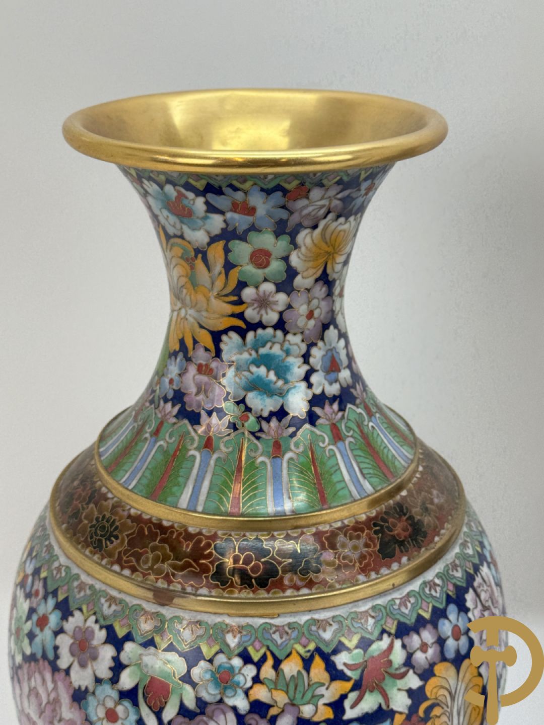 Paar cloisoné vazen met kleurrijk bloemendecor op houten sokkel