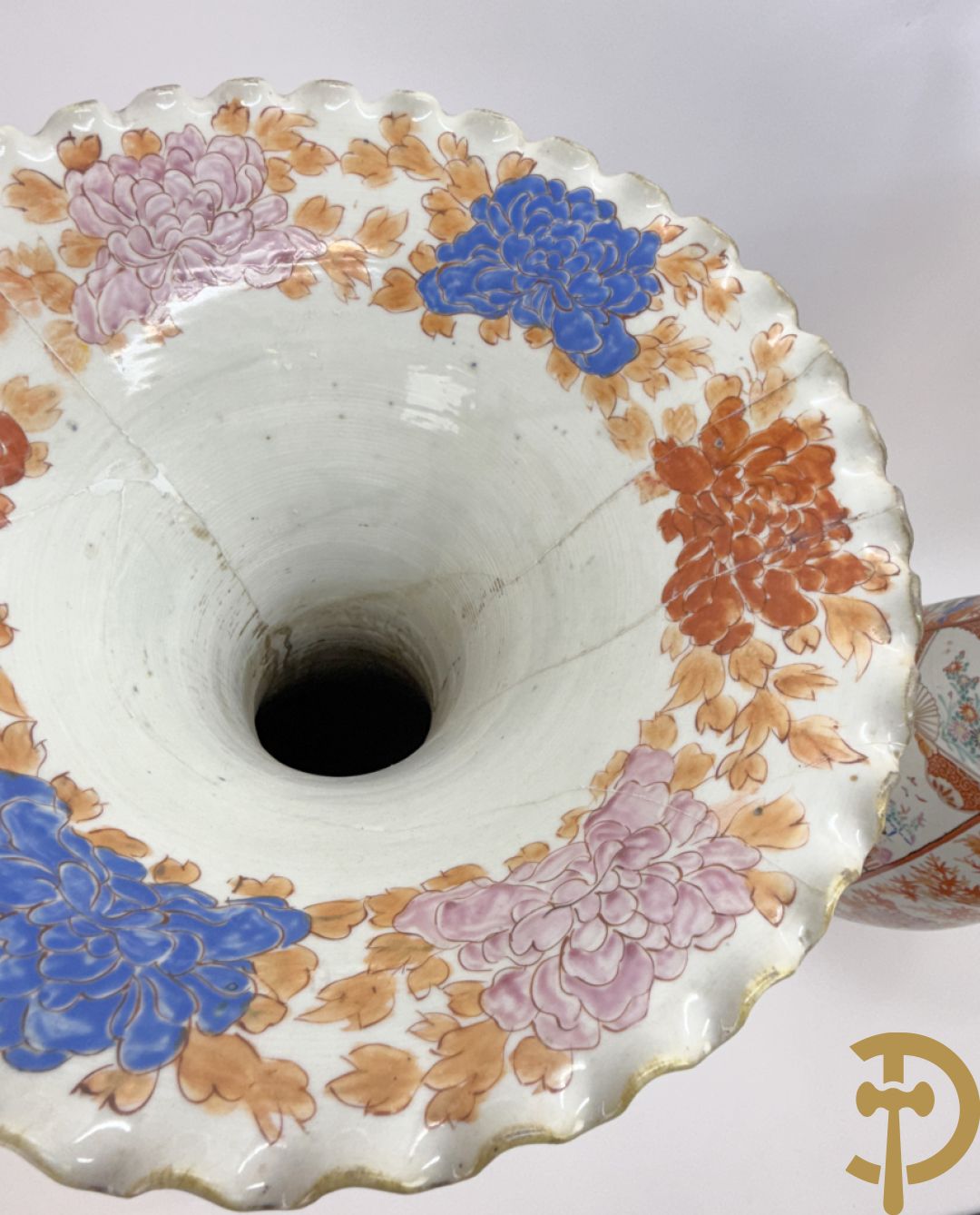 Paar Japanse porseleinen waaiervazen met bloemen en geanimeerd decor