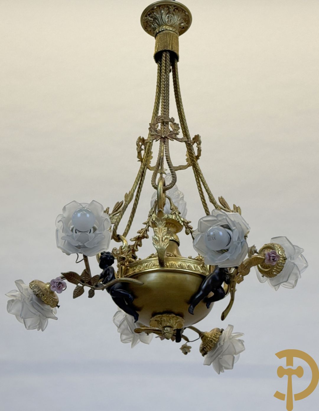 Vuurvergulde bronzen luchter met 3 armen bezet met cupido