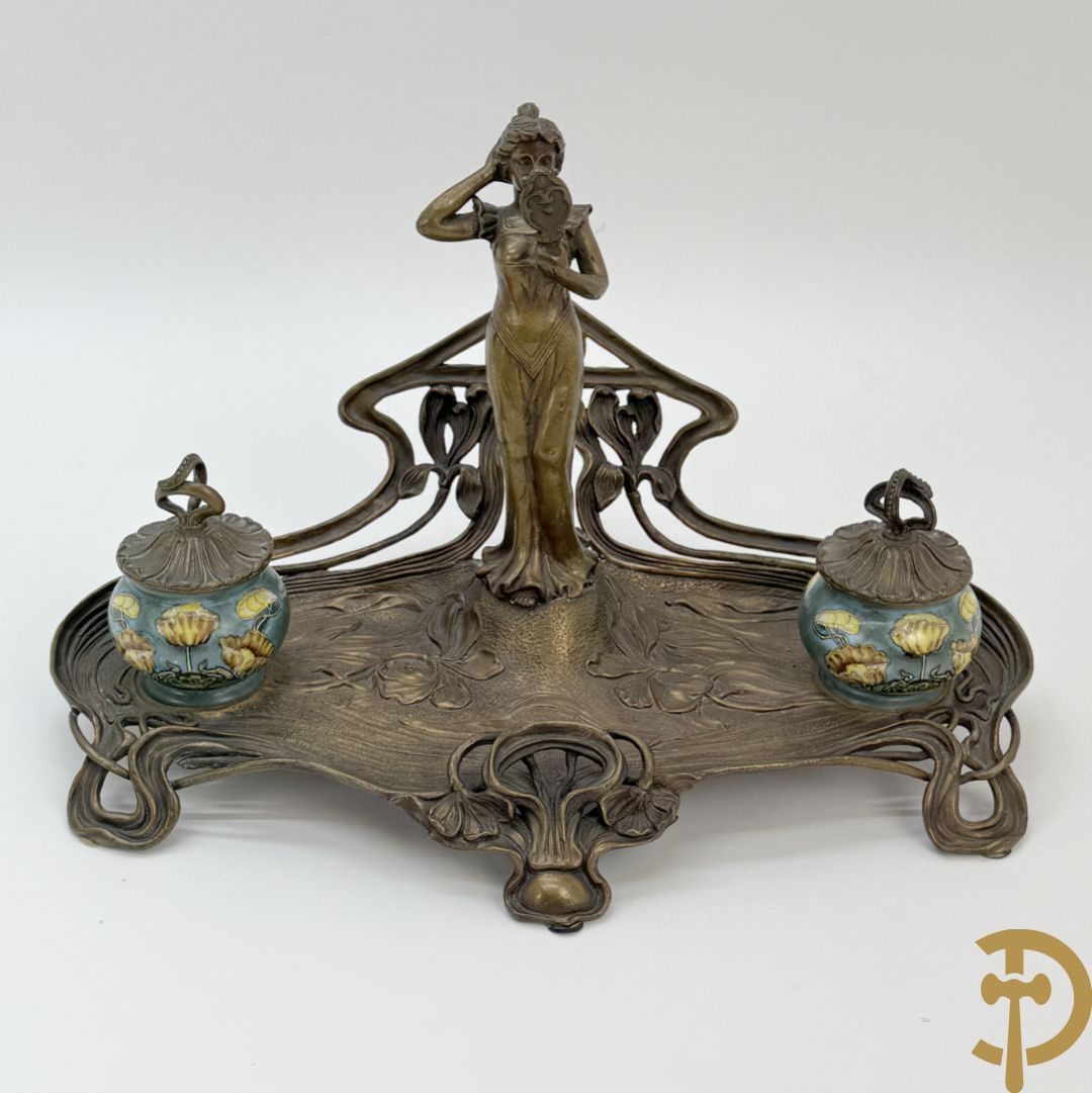 Bronzen inktstel bezet met staande dame met opmaakspiegel en zijdelings met 2 encriers, Art Nouveau stijl