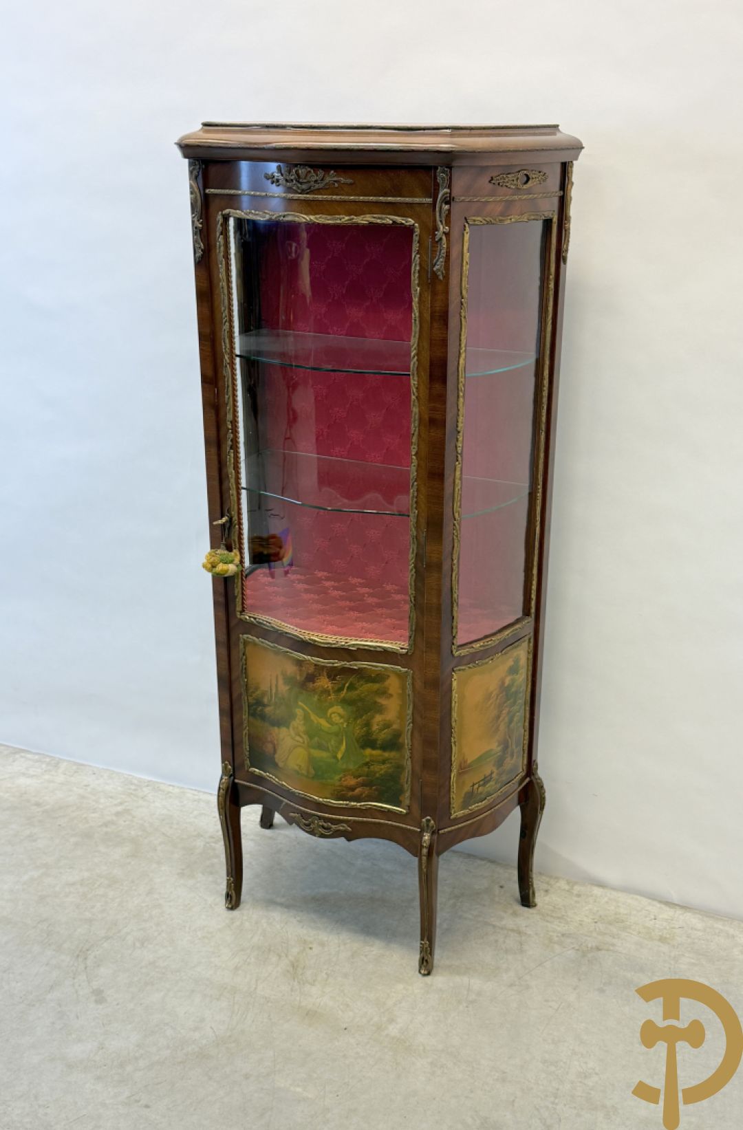 Notelaren gebombeerde Louis XV vitrine met handbeschilderde romantische taferelen en bezet met bronsbeslag