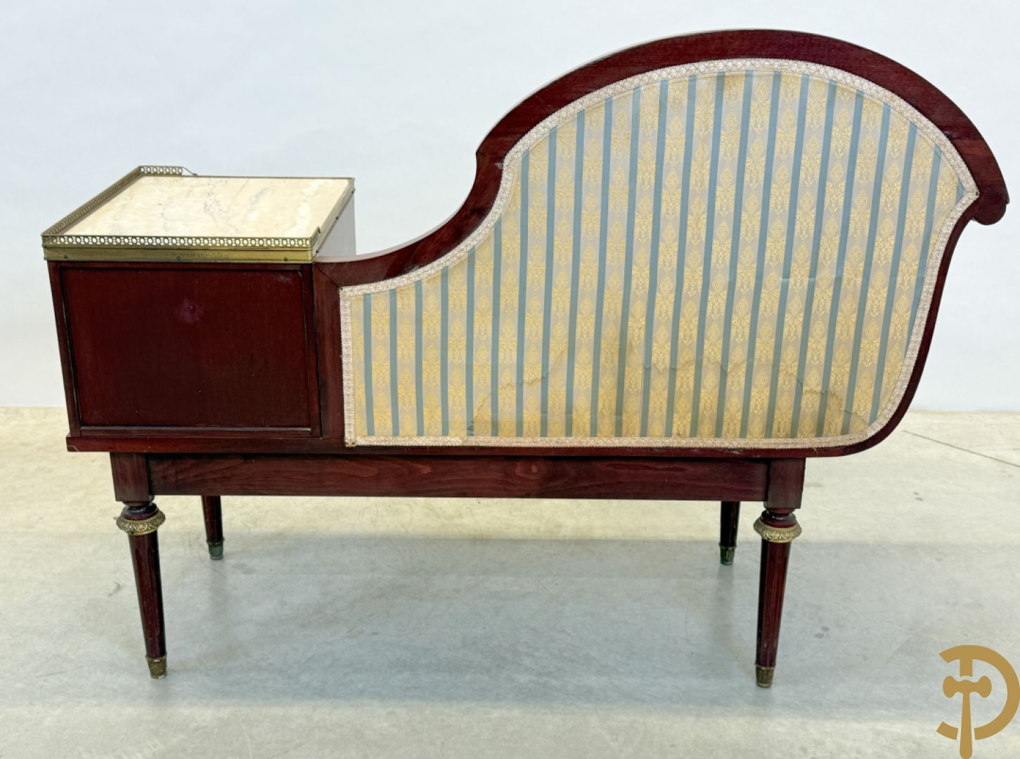 Banquette met ingebouwd bijzettafeltje bezet met porseleinen plakkettes op gecanneleerde poten