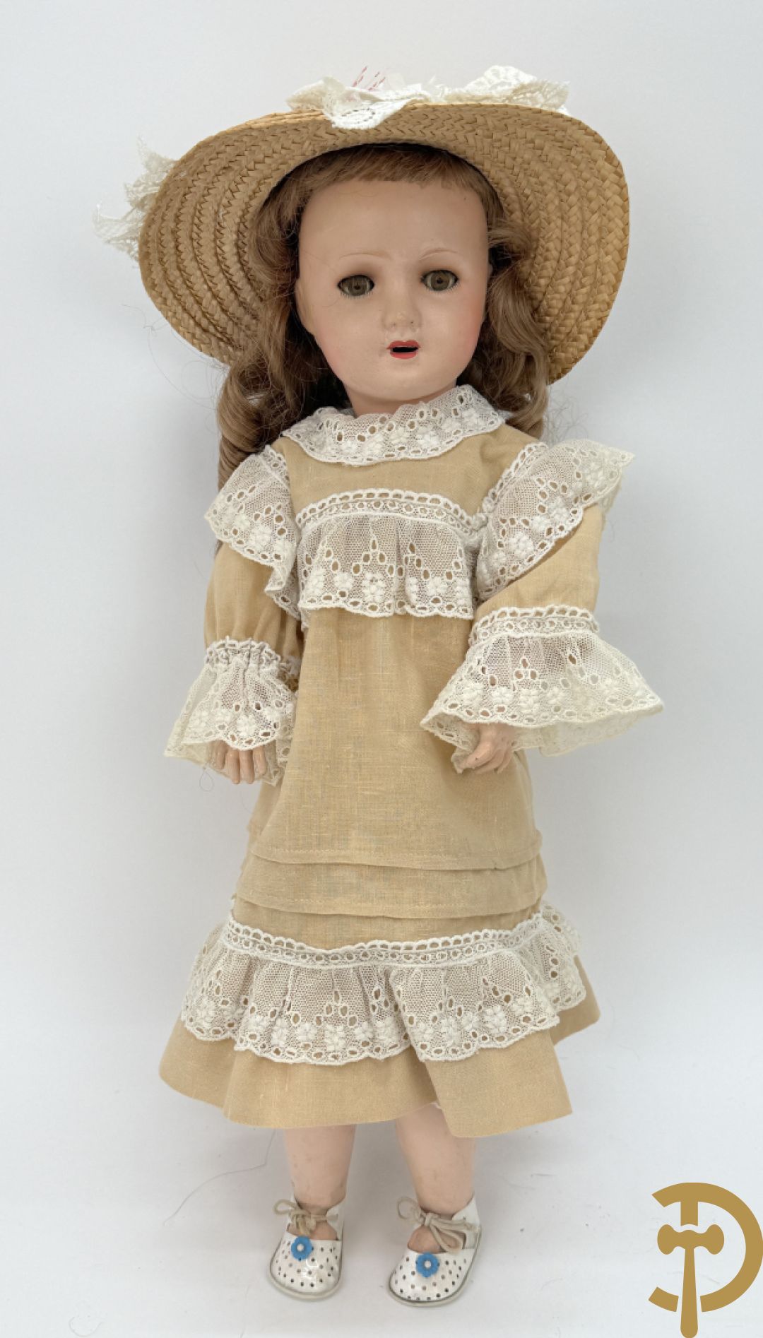 Oude pop met papier maché ledematen, gemerkt K R36/.728 + oude pop met papier maché ledematen en kantelbare oogjes + oude pop in papier maché, gemerkt Unis France 301 + oude pop in papier maché, onleesbaar gemerkt + hedendaagse pop met porseleinen ledematen + losse kleertjes