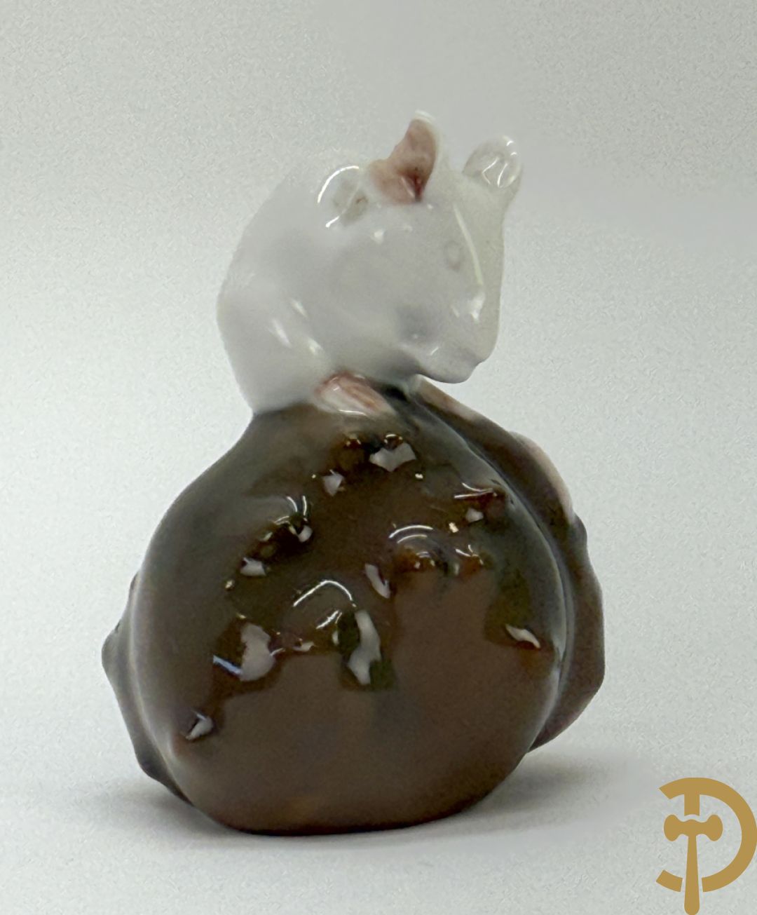 Reeks biscuitbeelden in Royal Copenhagen o.a. saterfiguur met bok, vogeltjes, hond, muis, ijsbeer, schaaltje