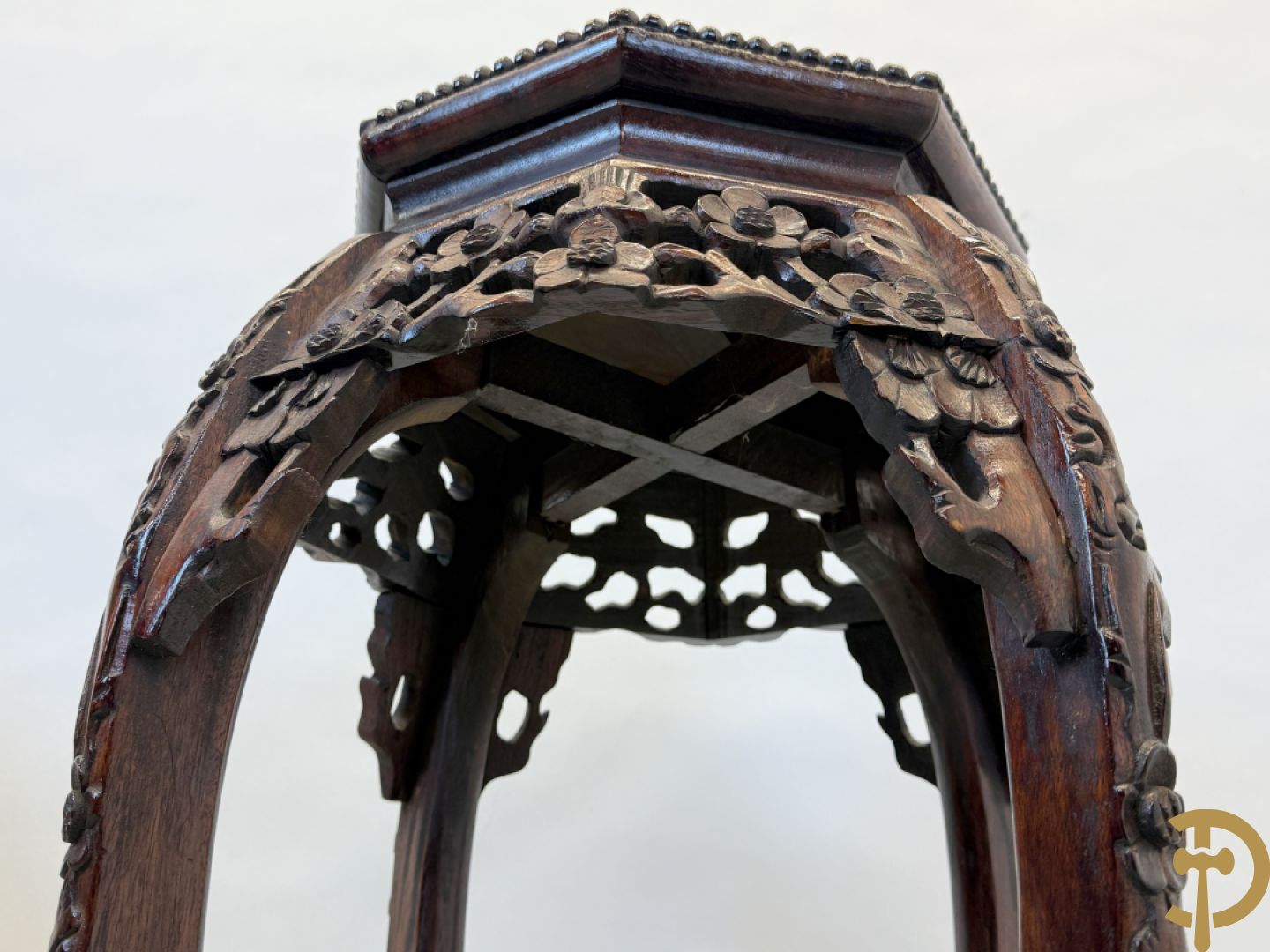 Paar hoge achthoekige Chinese sokkels met bloemensculptuur