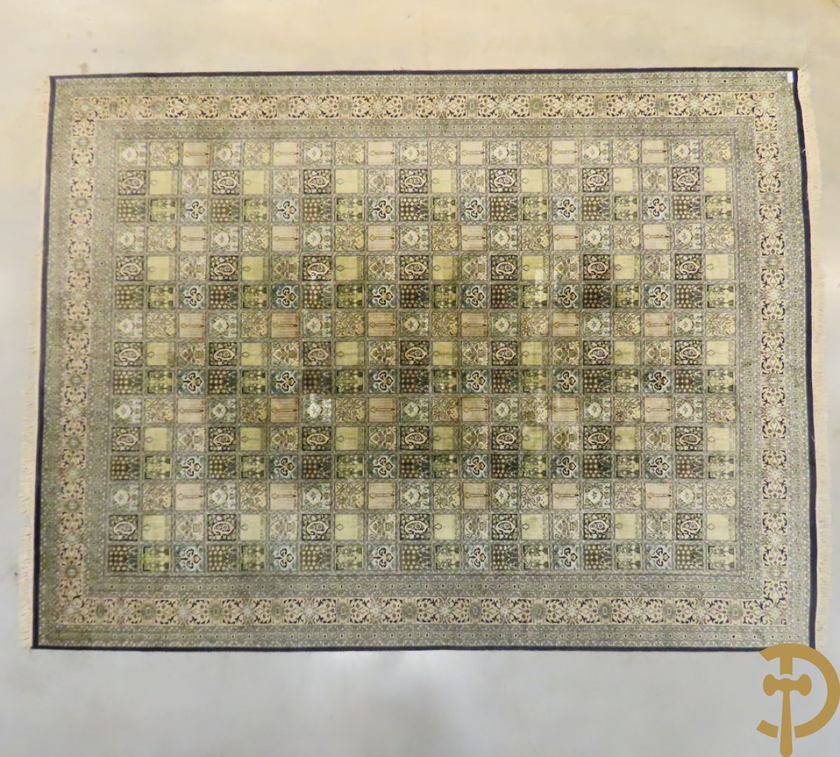 Oosters handgeknoopt tapijt zijde op katoen met patronen