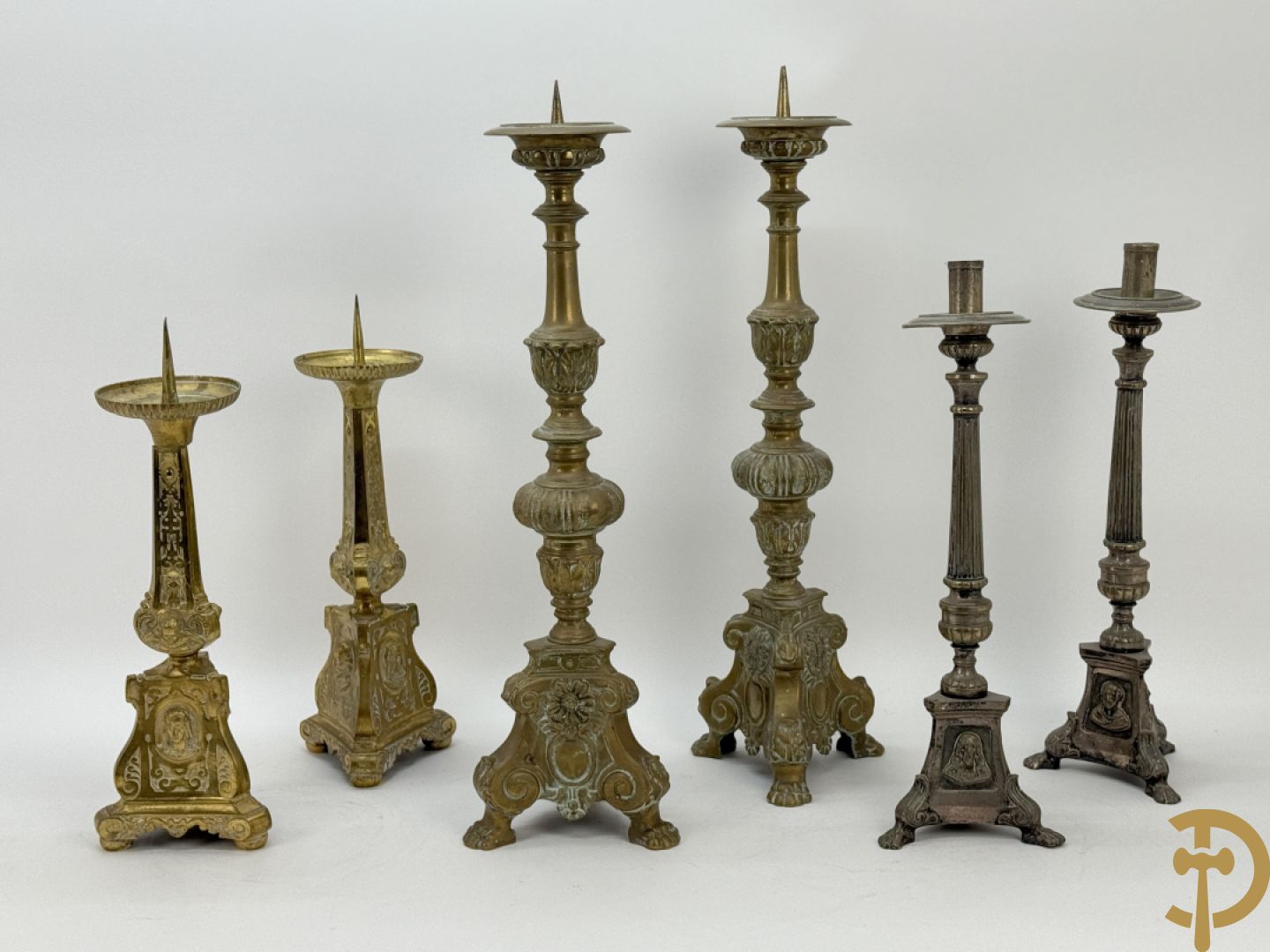Drie paar religieuse kandelaars in brons en koper