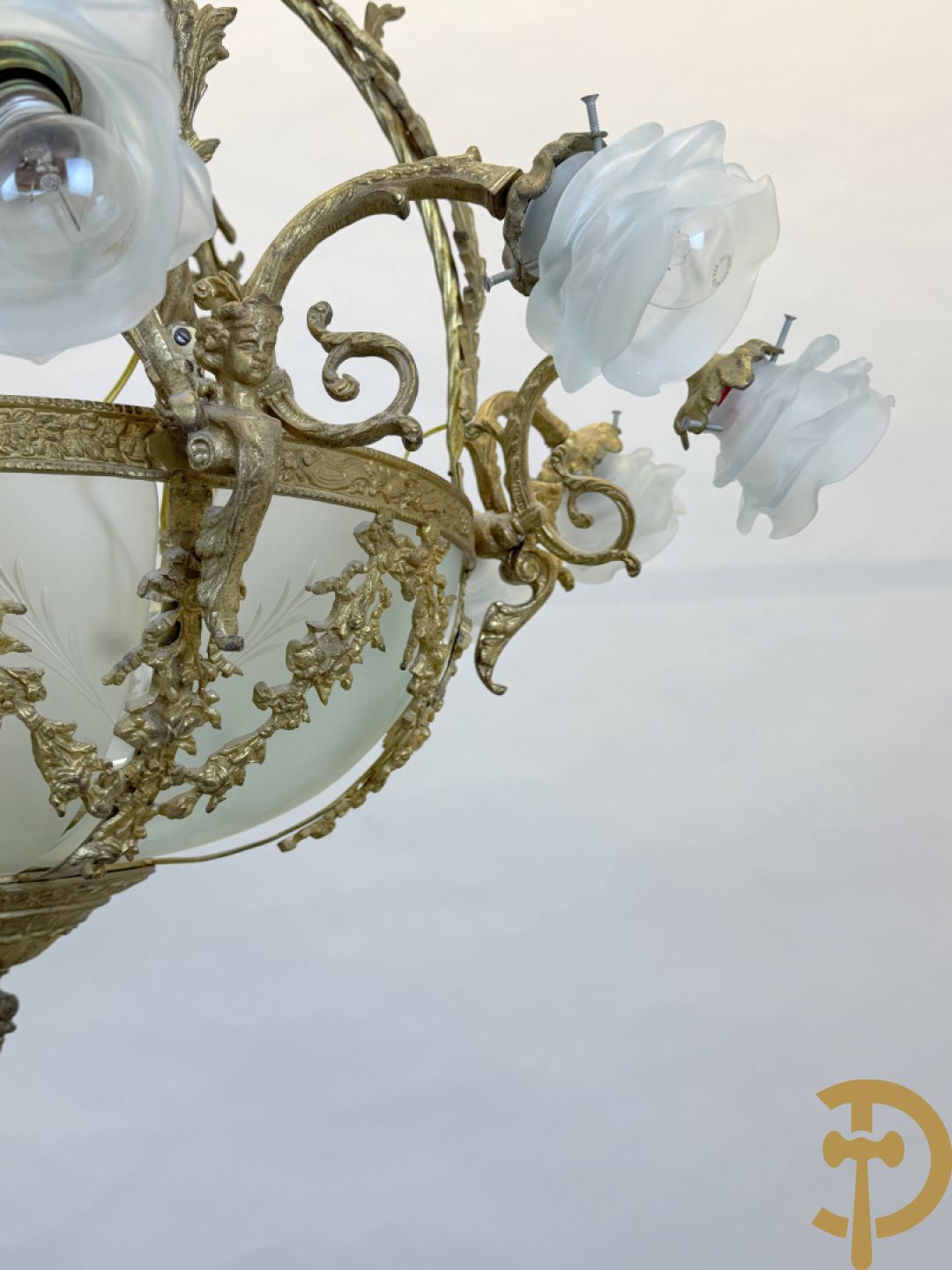 Bronzen ronde luchter met 12 lichtpunten en roosjes