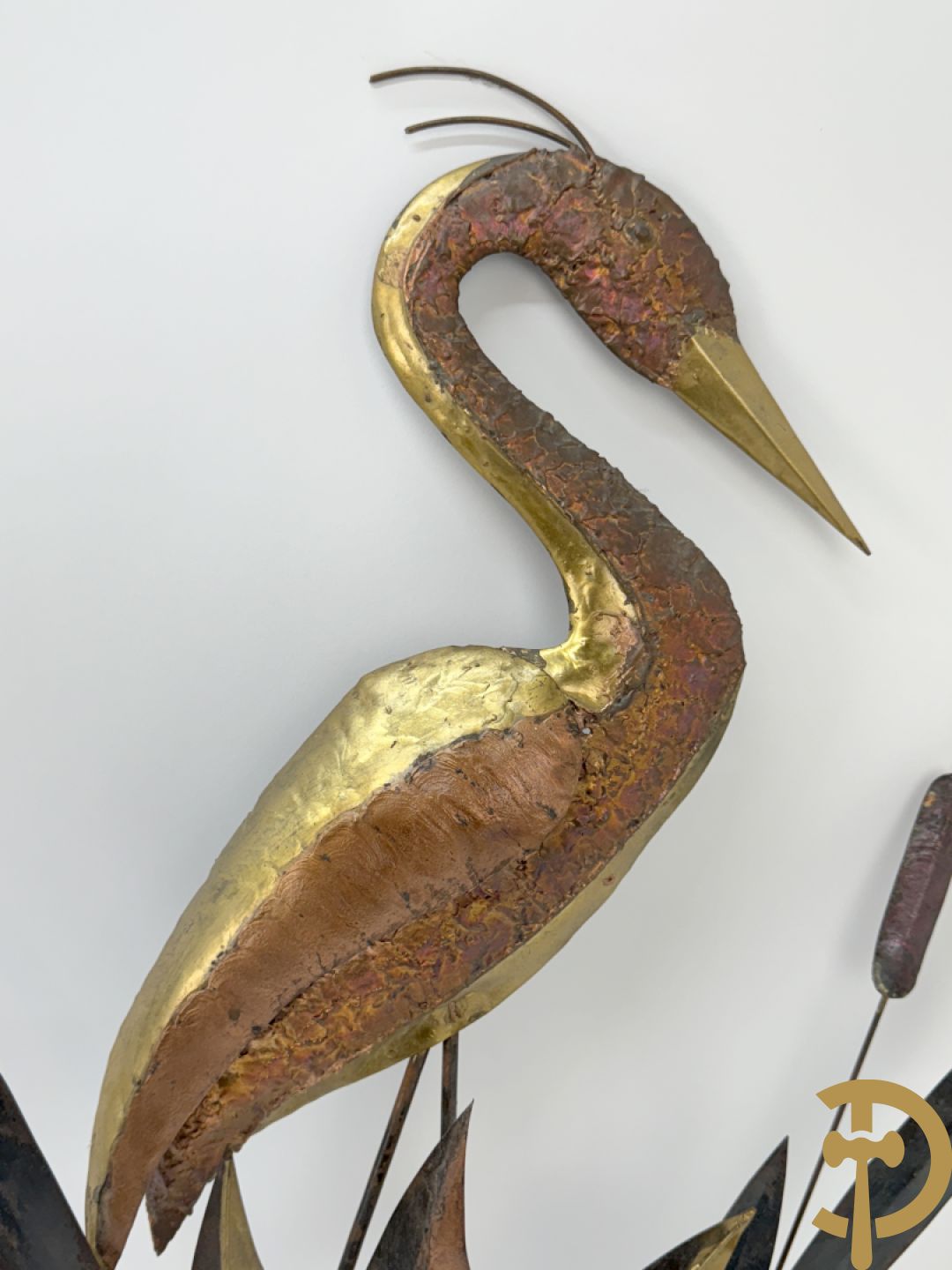 Paar vergulde metalen basreliefs met ooievaars en lisdoddes