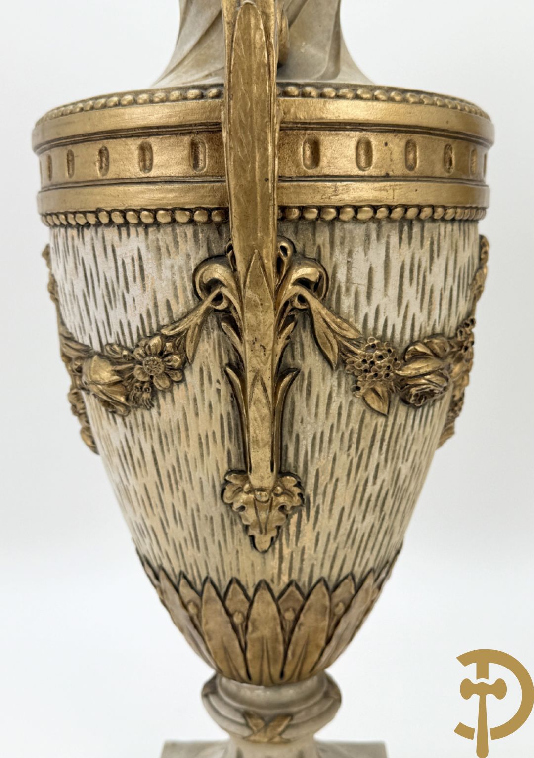 Paar cassolettes in composiet met vergulde Louis XVI motieven