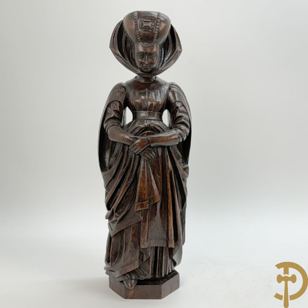 Houtgesculpteerd beeld van dame Pleurans