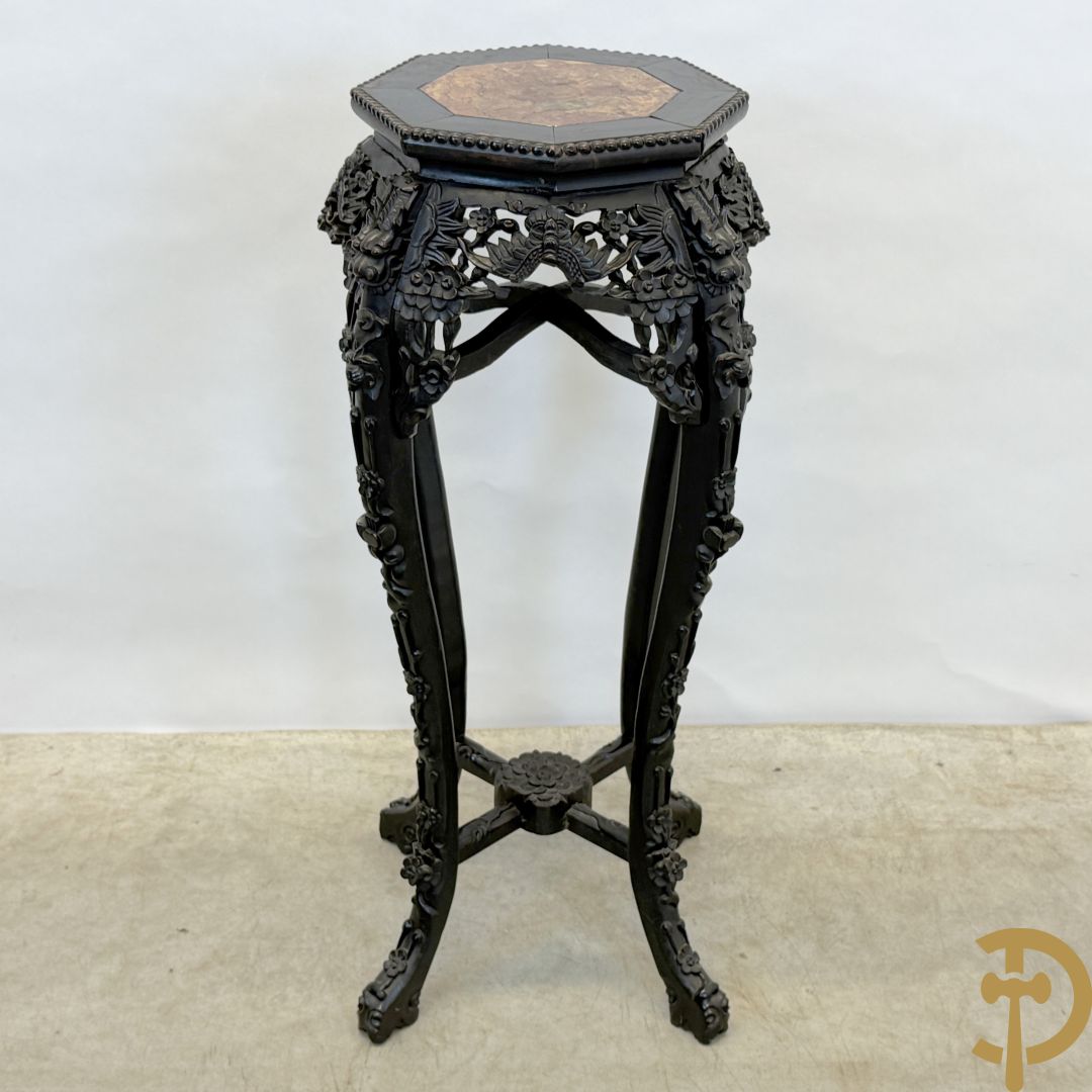 Hardhouten achthoekige rozehouten Chinese beeldenstaander met gesneden bloemenmotieven