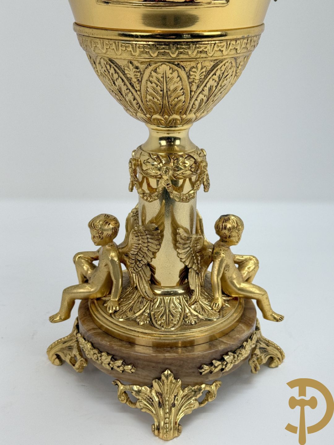 Vuurvergulde bronzen amfoorvaas met basrelief van dame en bezet met cupido