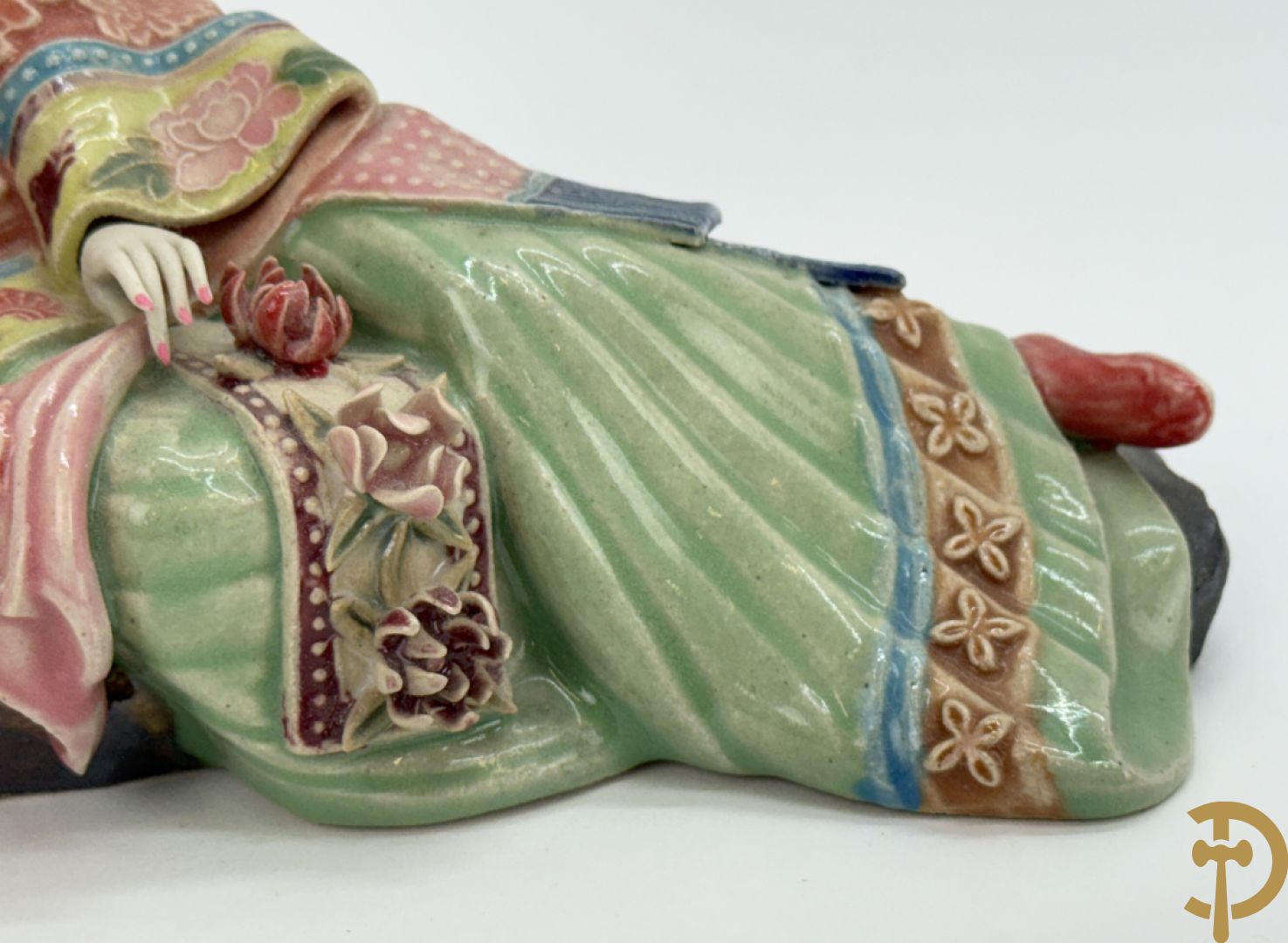 Japanse porseleinen liggende dame met waaier