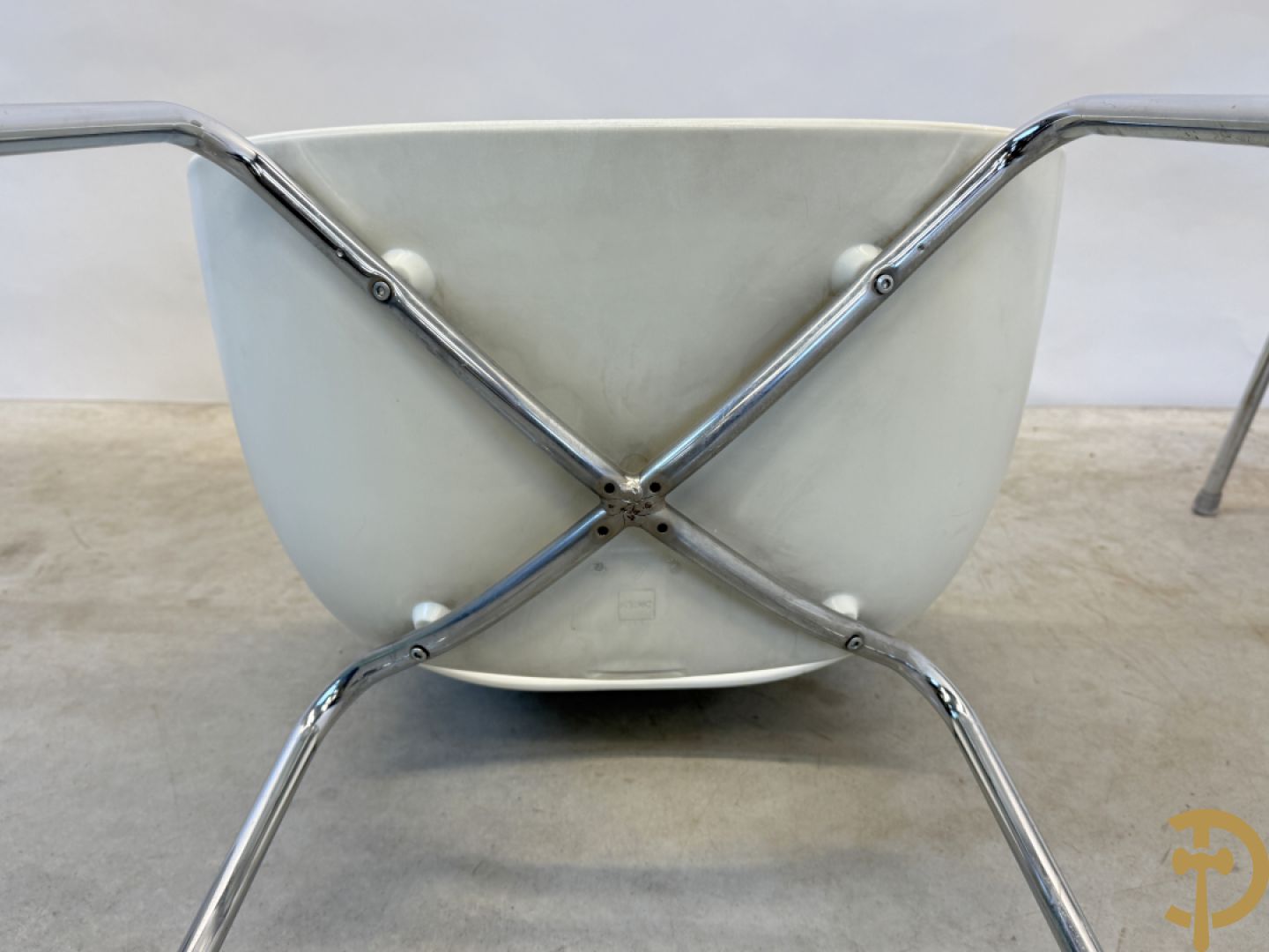 Twee witte vintage stoelen op chromé onderstel, Sintesi Orbit Large ontworpen door Cantarutti