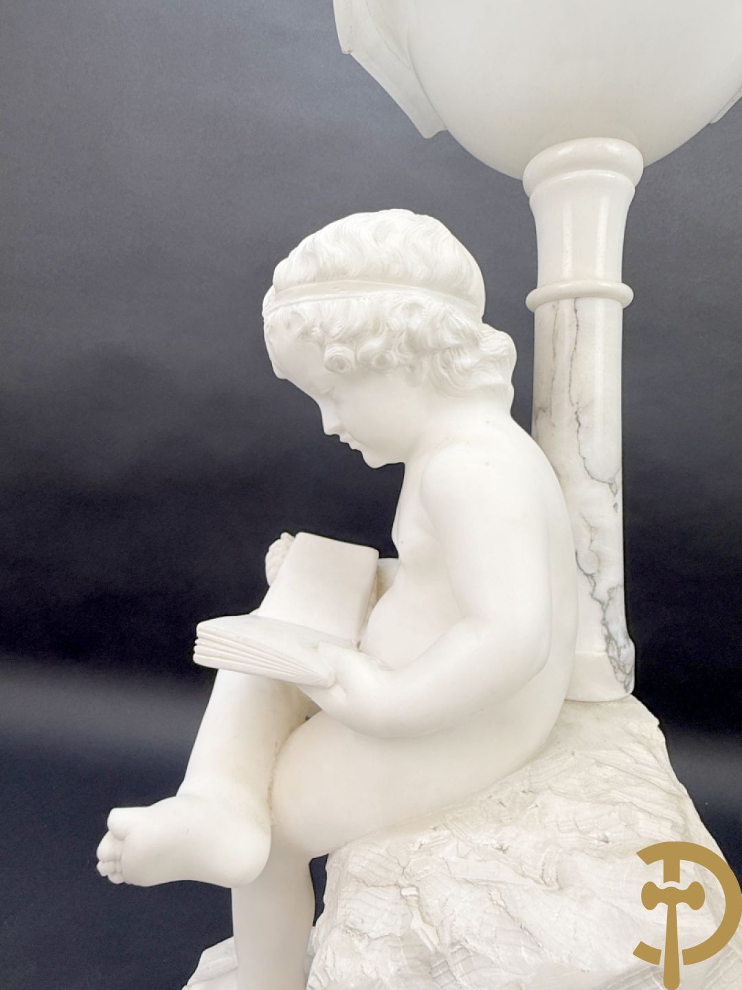 Albast beeld van jongen met boek en lamp