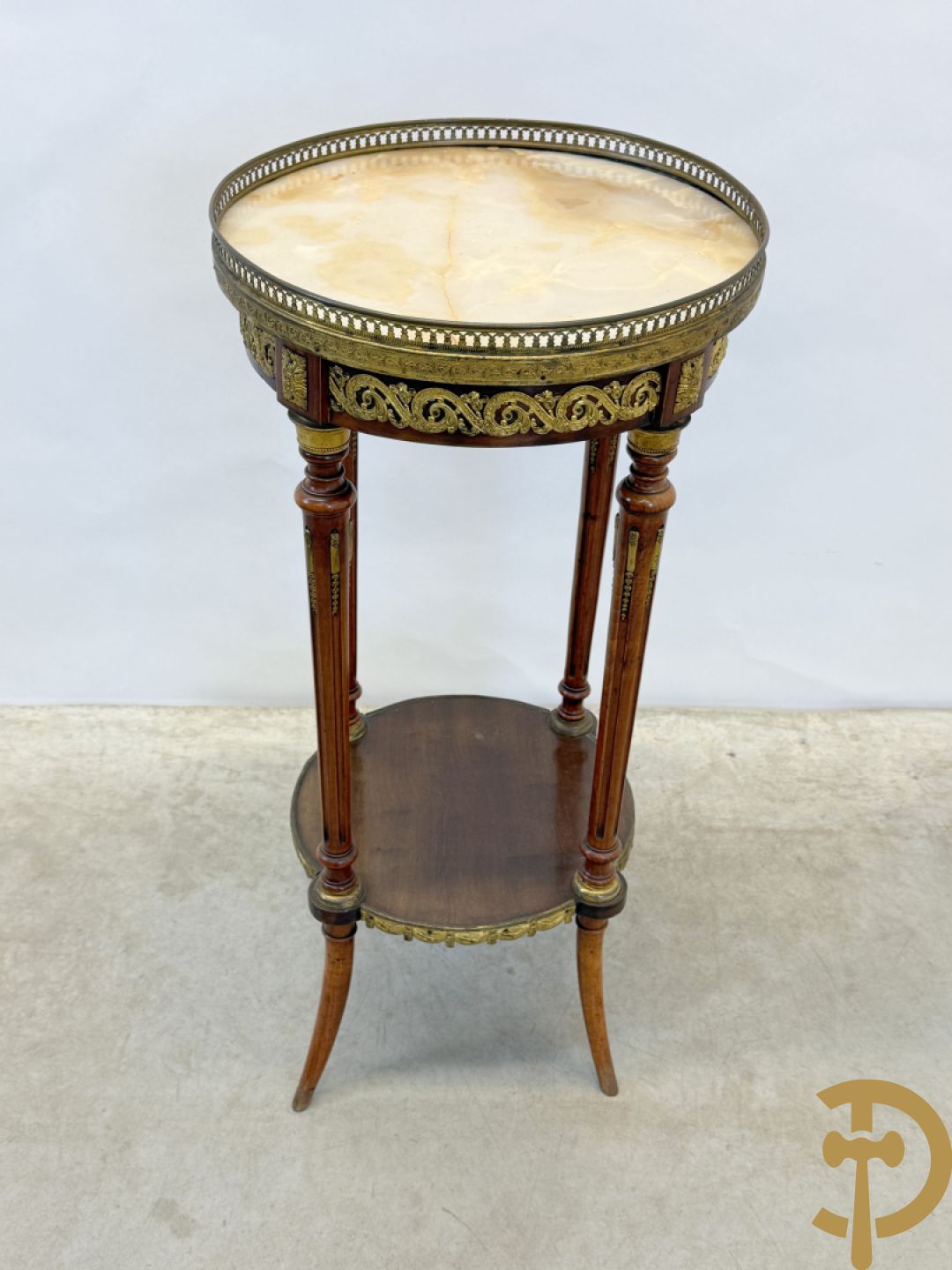 Notelaren staander met onix marmeren blad, gallerij en bezet met bronsbeslag - op gecanneleerde pootjes