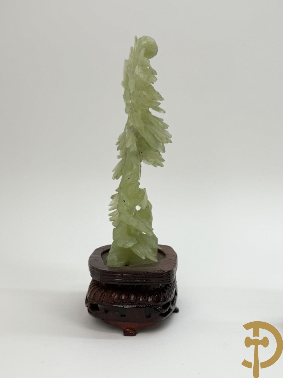 Drie jade sculpturen van vogels met bloemen op sokkel