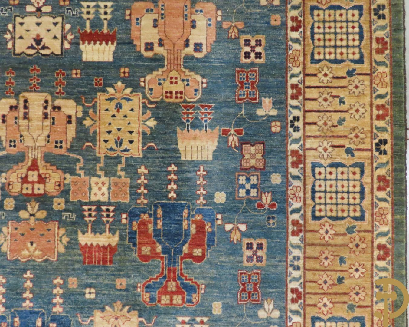 Oosters handgeknoopt tapijt met blauwe fond en geometrische bloemenmotieven