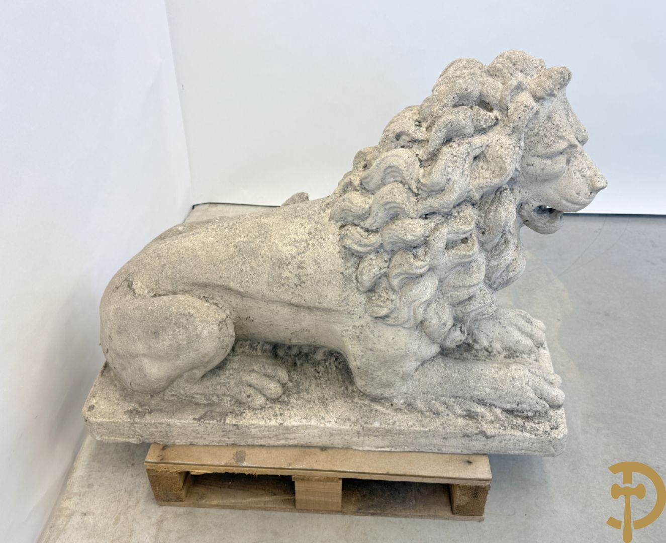 Paar betonnen tuinbeelden van leeuwen