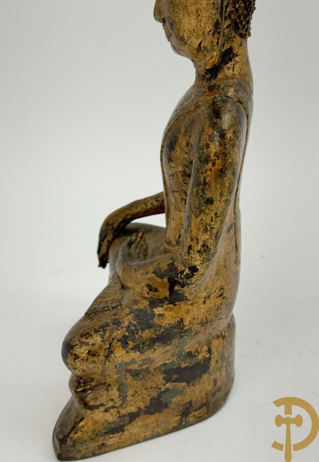 Bronzen zittende boedha in verloren was techniek + fragment van Tibetaans vergulde boedha + bronzen boedhahoofd op houten sokkel