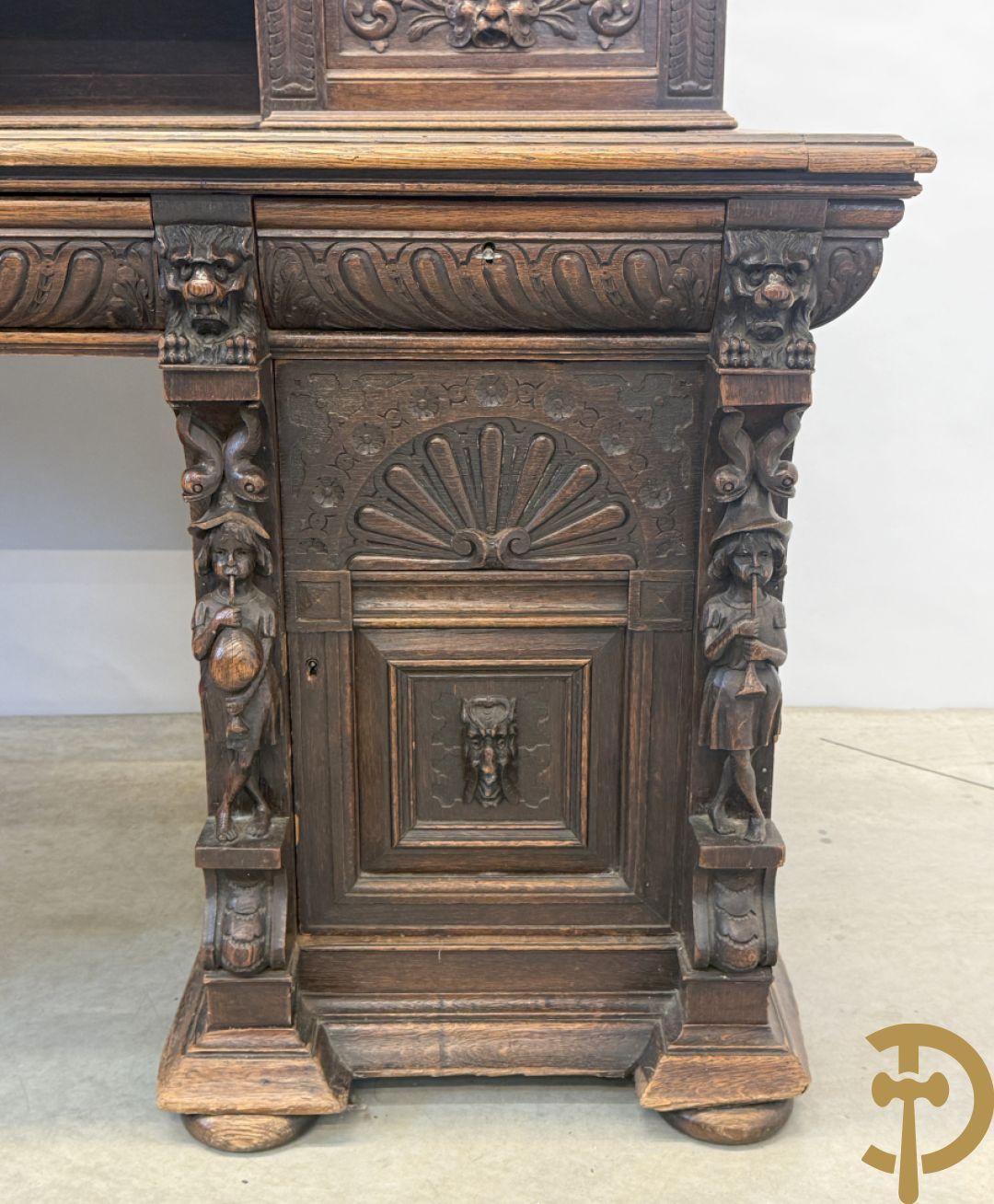 Mechels eiken bureau met opstand en Neo Renaissance invloeden