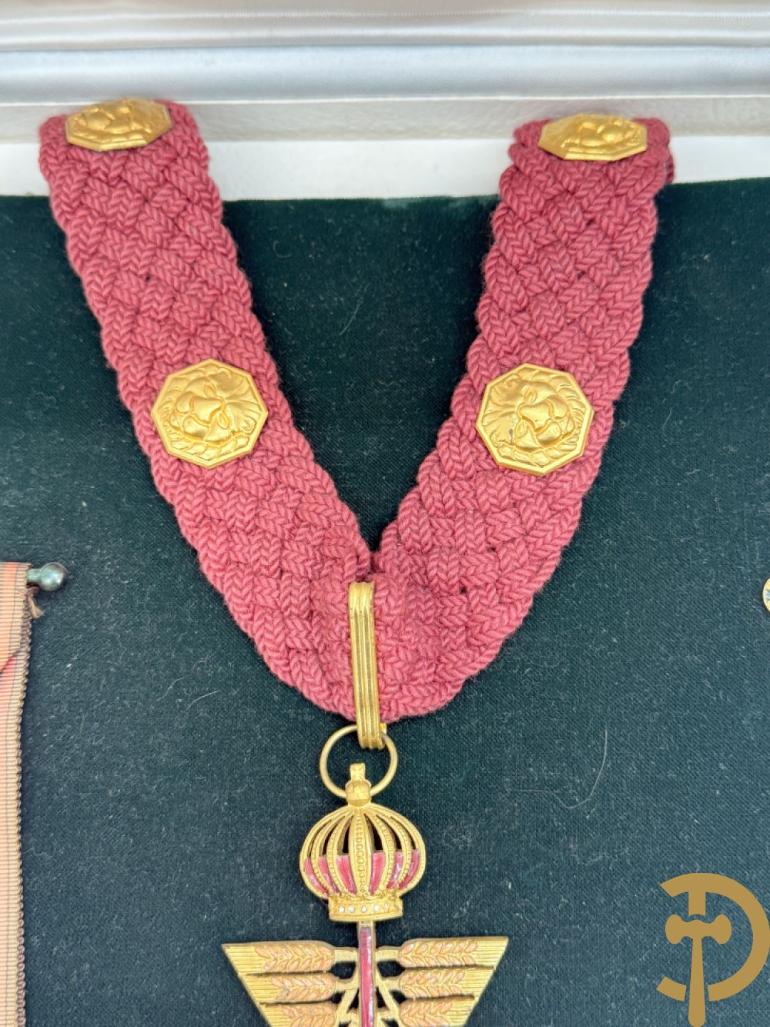 Belgisch ereteken van de arbeid in schrijn