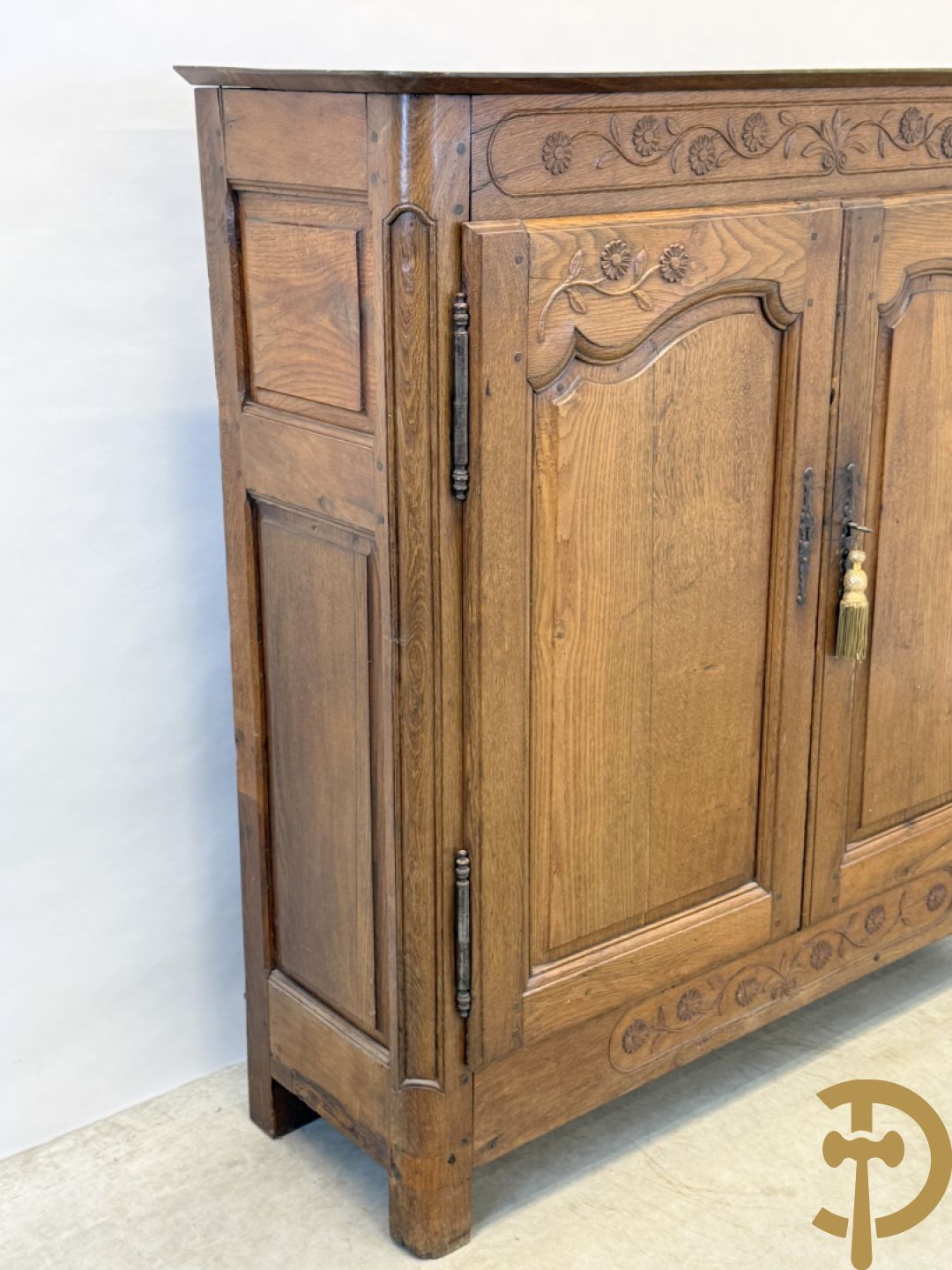 Massief eiken tweedeursdresse met gesculpteerde bloemen en afgestoken panelen in de deuren, Louis XV stijl, 19e