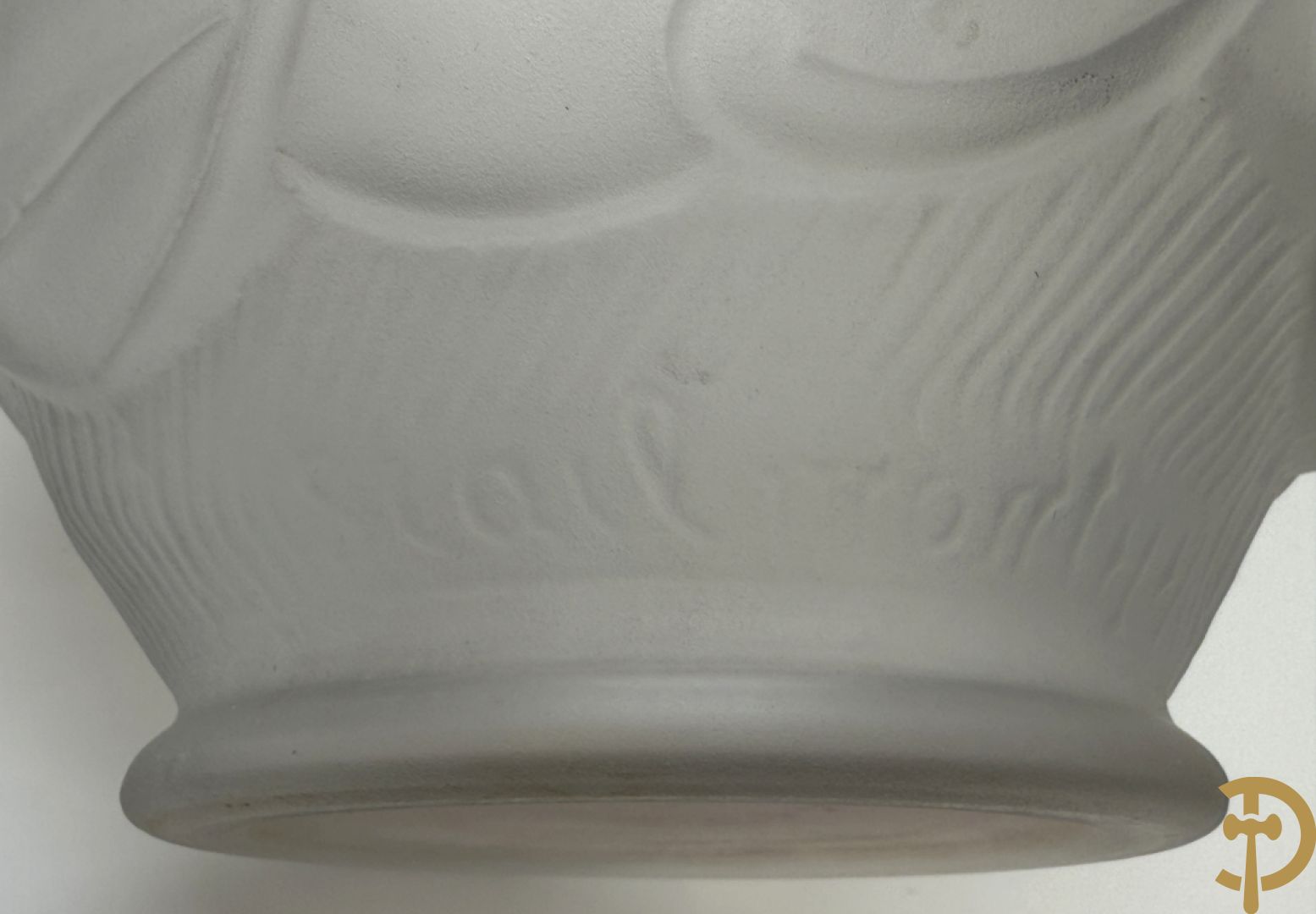 Geperste glazen Art deco vaas, Scailmont H.H. gemerkt  (Henri Heemkerk) + pique fleur in geperst glas met bloemenmotieven Scailmont gemerkt