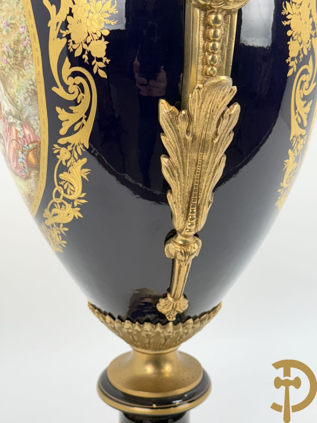 Onleesbaar getekend rechts onder, Sèvres stijl vaas met dubbel decor van romantische genrescène en landschapsscène, met bronzen ornamenten bezet