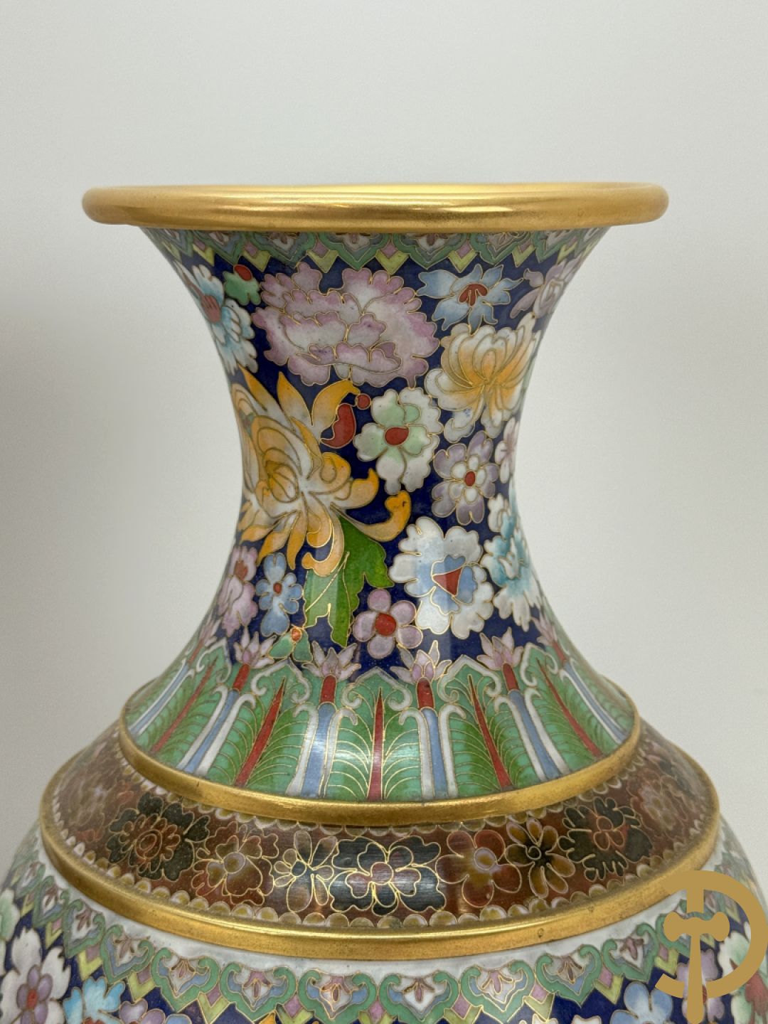 Paar cloisoné vazen met kleurrijk bloemendecor op houten sokkel