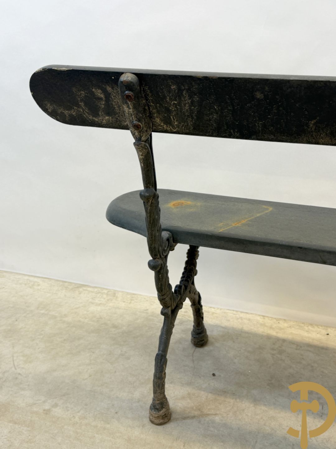 Tuinbank met houten beschilderde zitting en rugleuning op metalen chassis