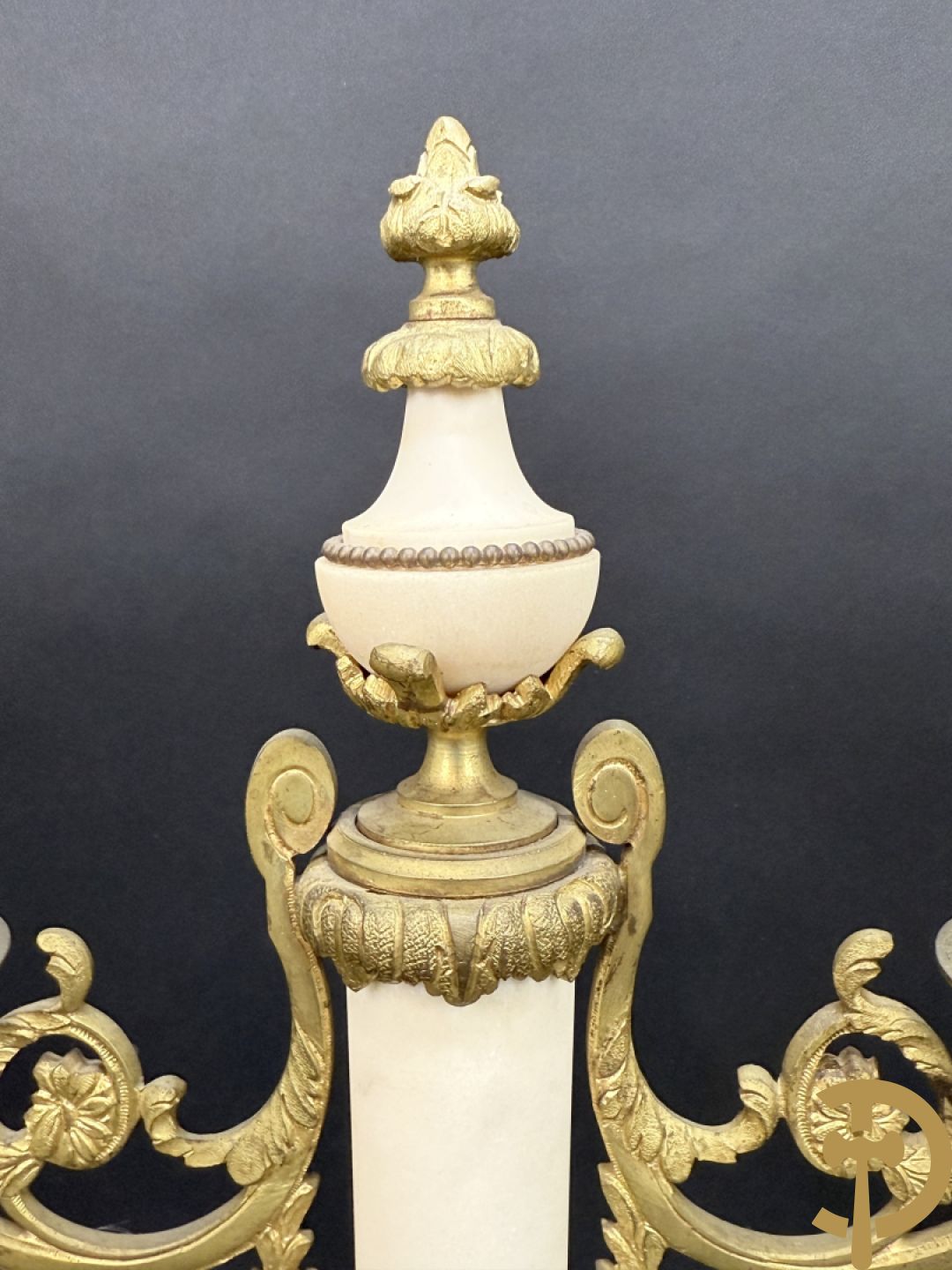 Paar marmeren kandelaars met bronzen cupido