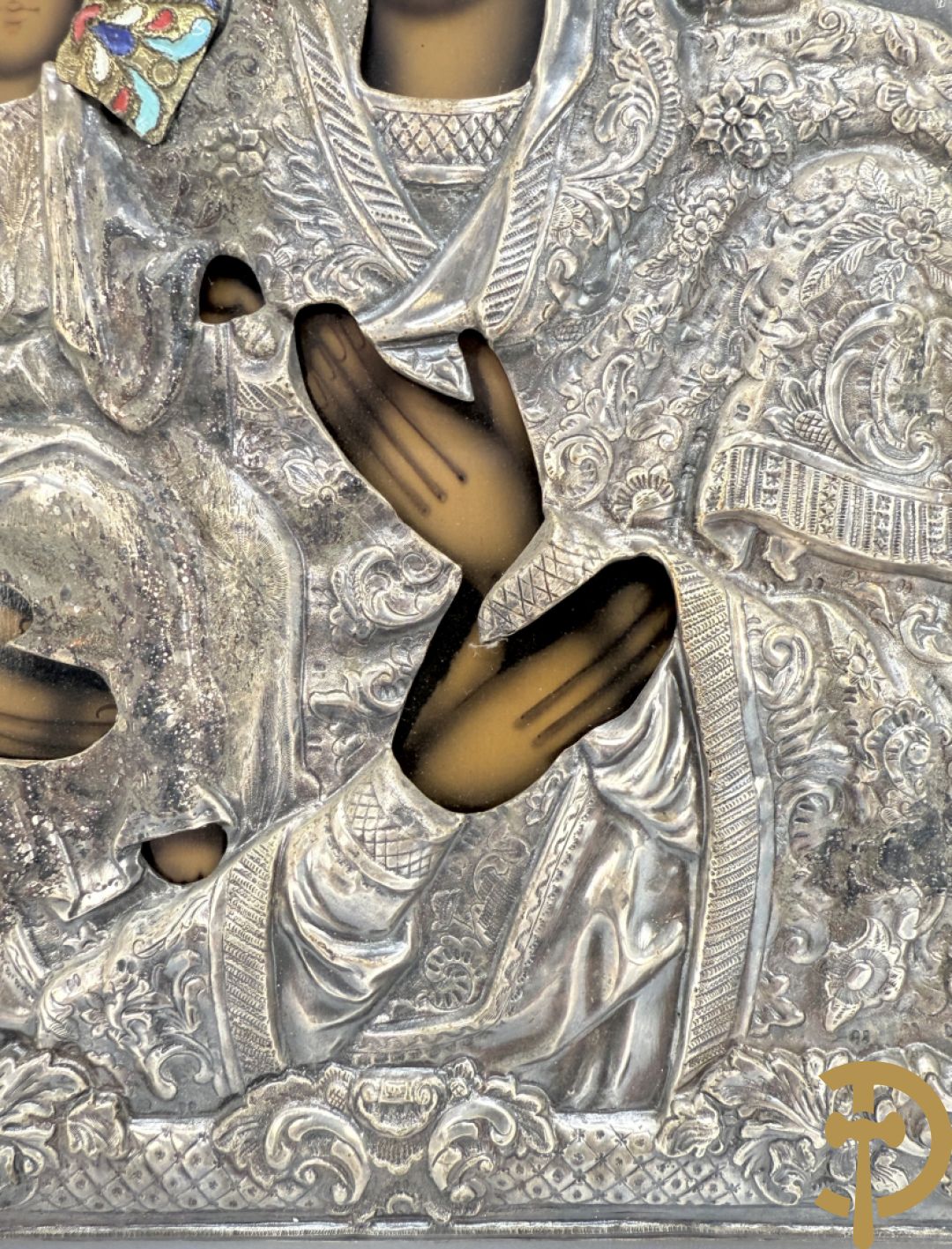 Ikoon met voorstelling van Madonna met kind en verzilverde rizza bezet met email