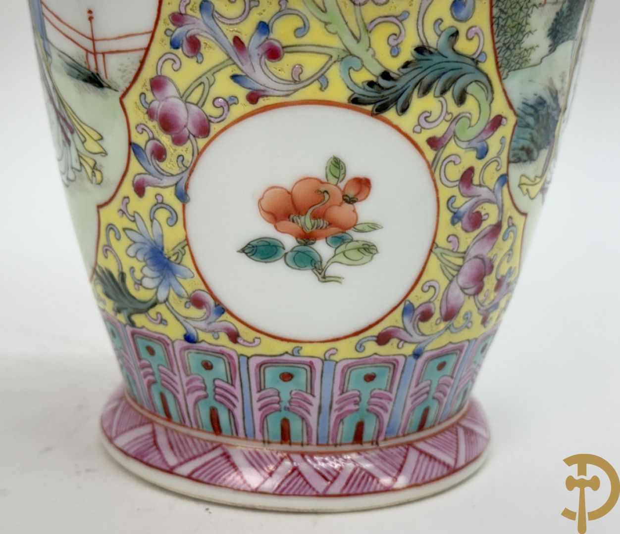 Chinese porseleinen rolvaas met damesdecor, getekend + Chinese porseleinen republieksvaas met damesdecor