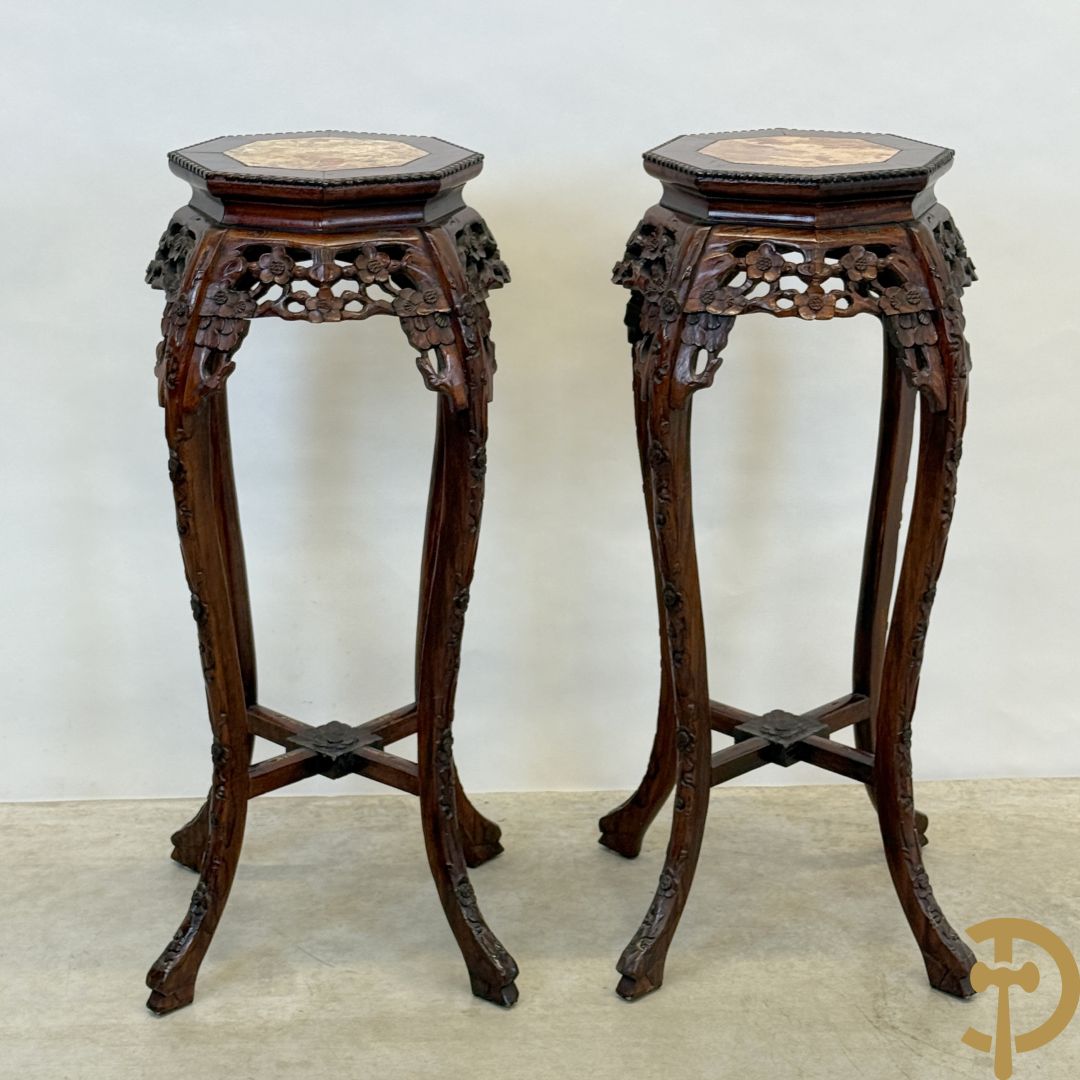 Paar hoge achthoekige Chinese sokkels met bloemensculptuur