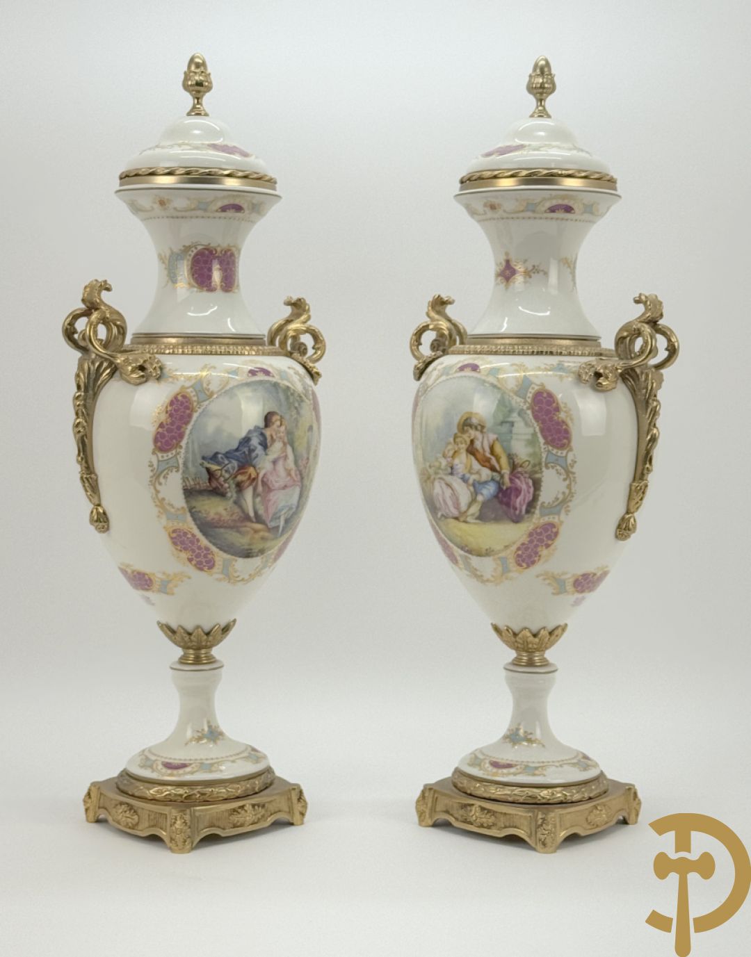 Paar porseleinen Sèvres stijl dekselpotiches met dubbel bedrukt romantisch decor en bezet met bronzen ornamenten
