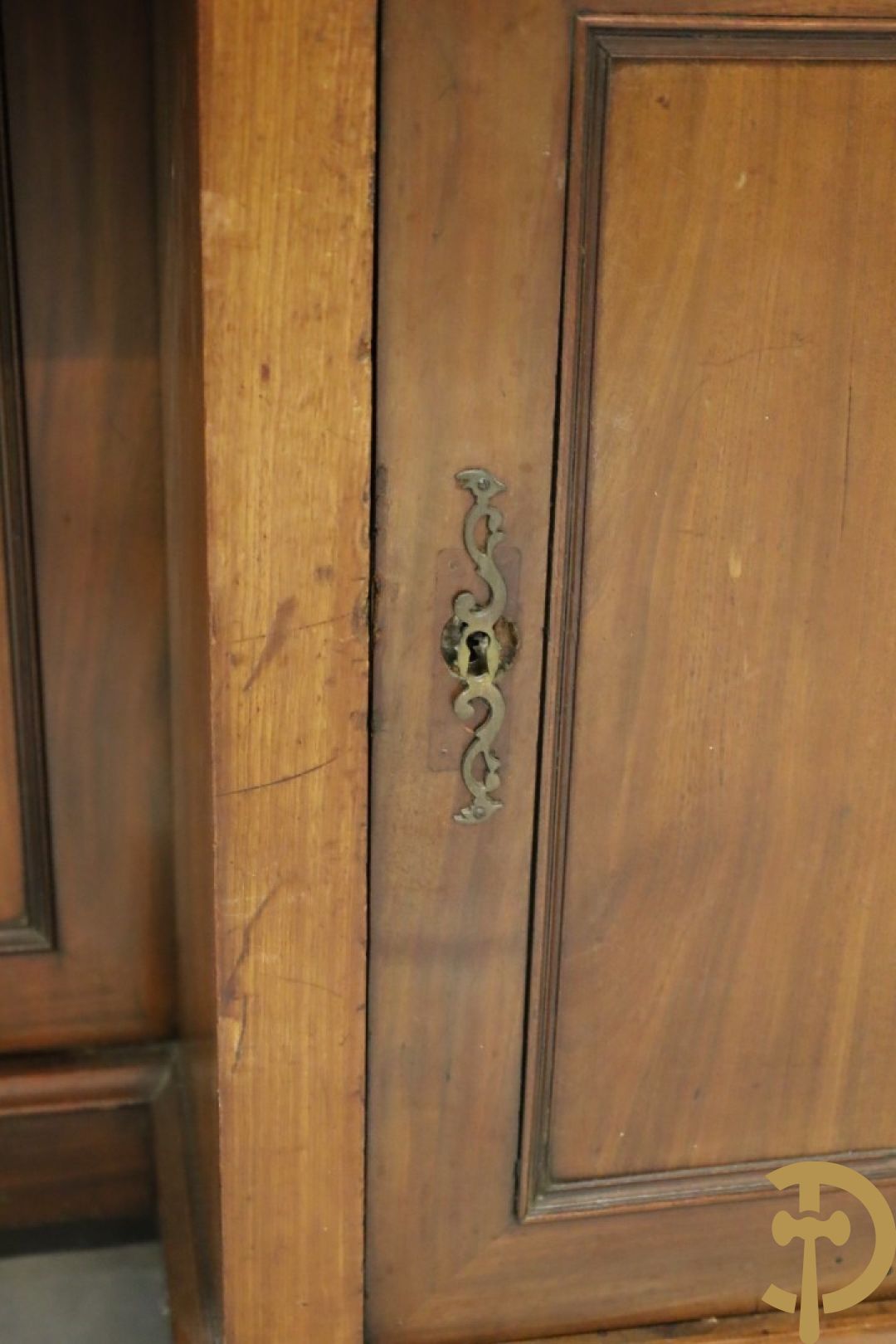 Imposant notelaren cilinderbureau met bovenbouw met ingemaakte lades, cilinderklep en uittrekbaar schrijfblad - drie deuren onderaan - 19e