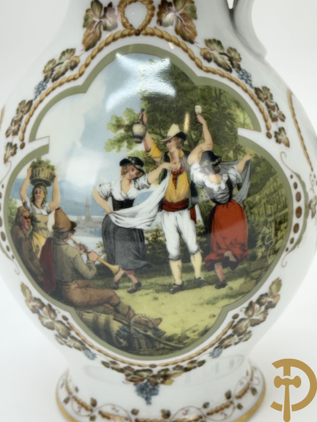 Varia porselein en keramiek : paar jardinières met zwanen, apothekerspot, 2 schenkkannen Franklin Mint en vaas Hutschenreuter