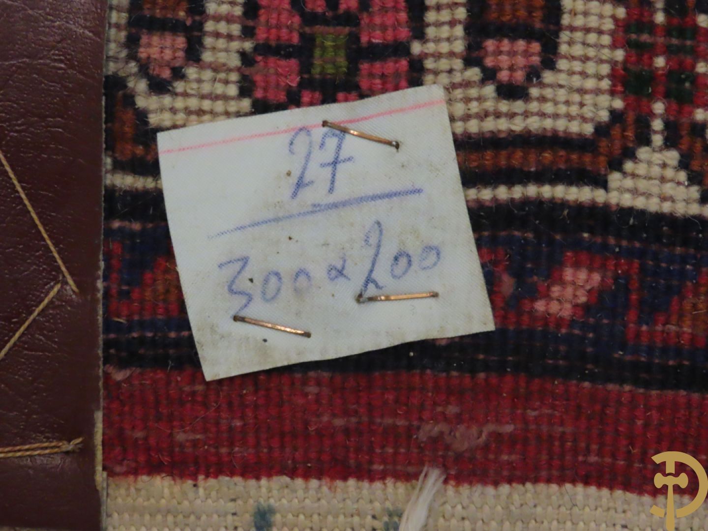 Oosters handgeknoopt tapijt met bloemenpatronen op rode fond