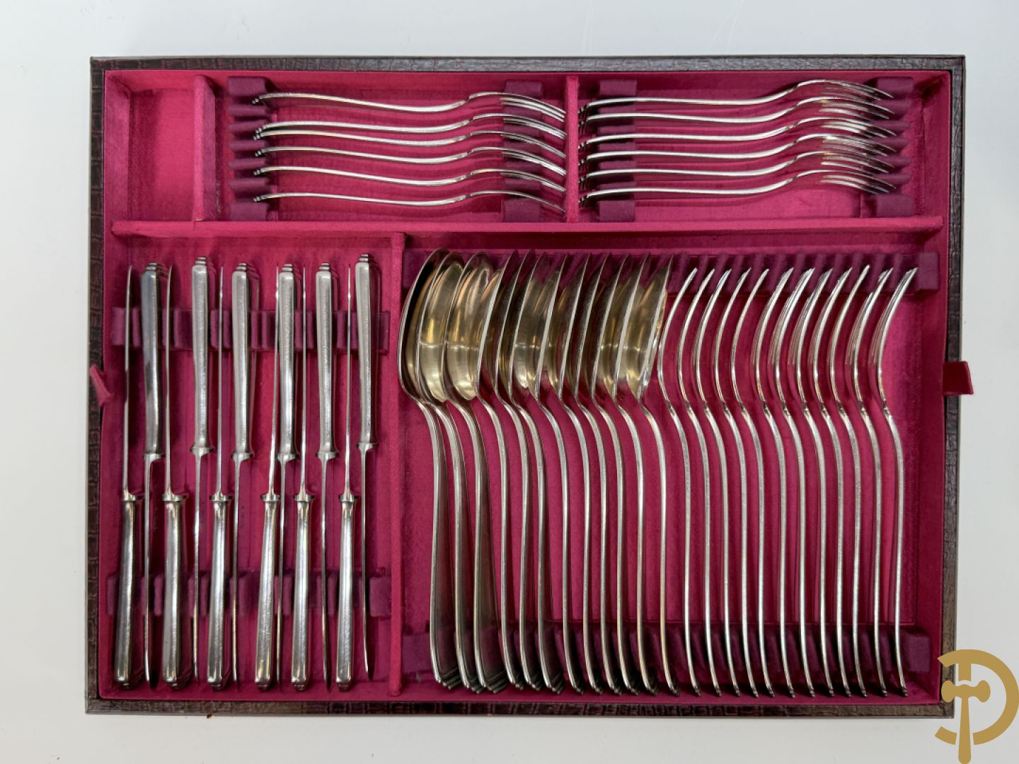 Massief zilveren bestek in koffer, gemerkt AWS 800, bestaande uit 12 vorken, 12 lepels, 12 messen, 12 dessertvorken, 12 dessertlepels, 12 dessertmessen, 12 koffielepels en 12 taartvorkjes + 12 verzilverde  visvorken en vismessen gemerkt Wello + verzilverde soepscheplepel gemerkt Wellner 90