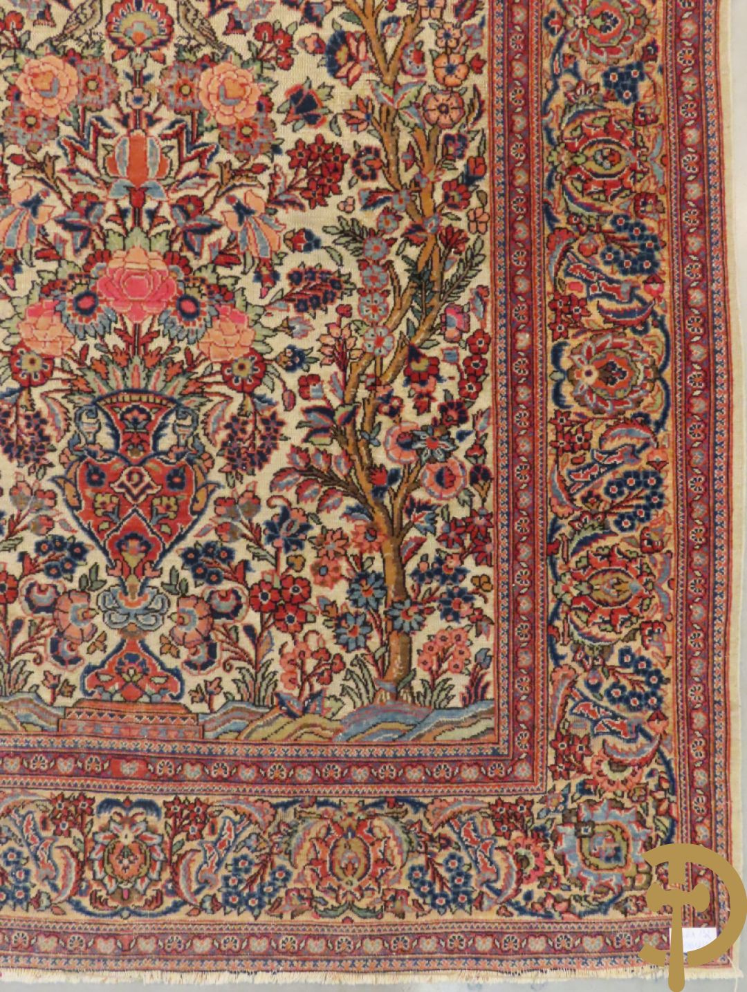 Oosters handgeknoopt tapijt Tabriz met amfoor, bloemen en levensboom