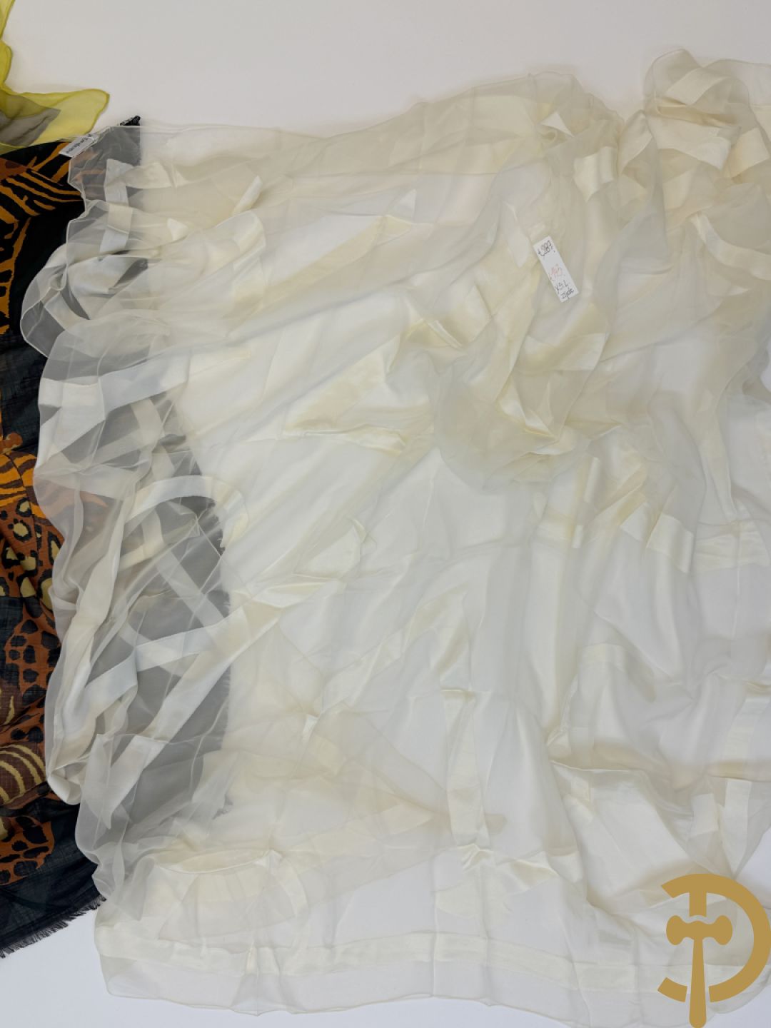 Vier foulards Yves Saint Laurent (nooit gedragen komt uit winkel restant)