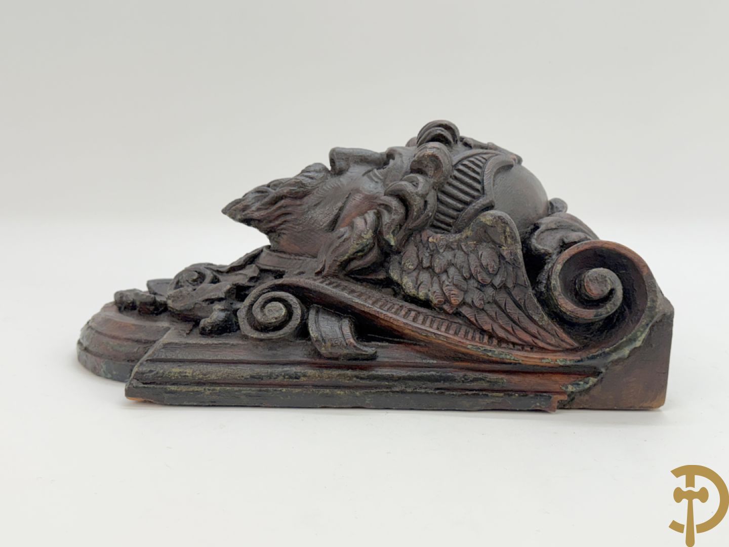 Paar muurhoeksteunen van hout met gesculpteerde hoofden man en vrouw